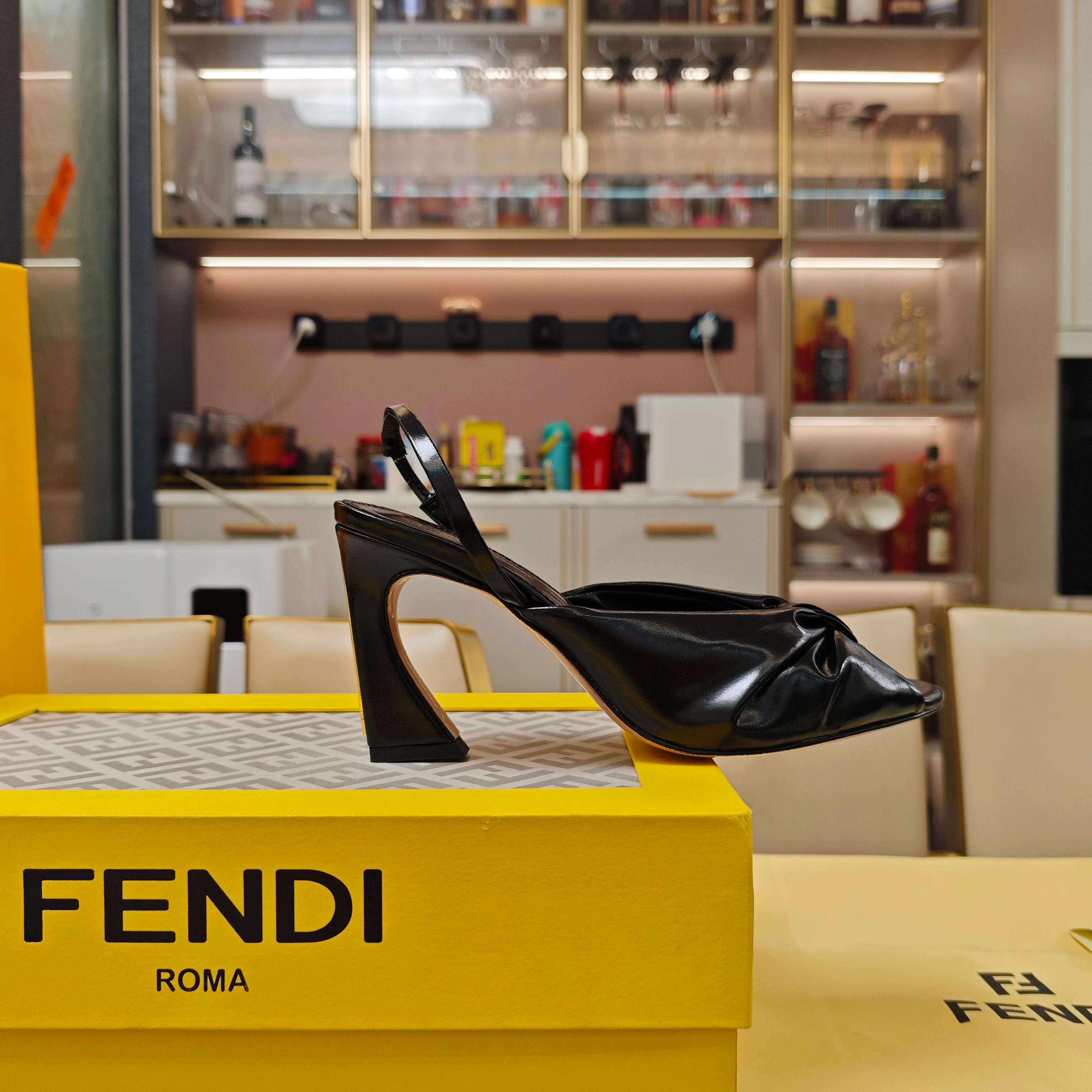 Title: Fendi 25SS Summer Showers Shoe Collection Overview Summary: Fendi’s high-end shoe collection features unique designs with metal embellishments and multi-colored options for a fashionable look. - 图片 5