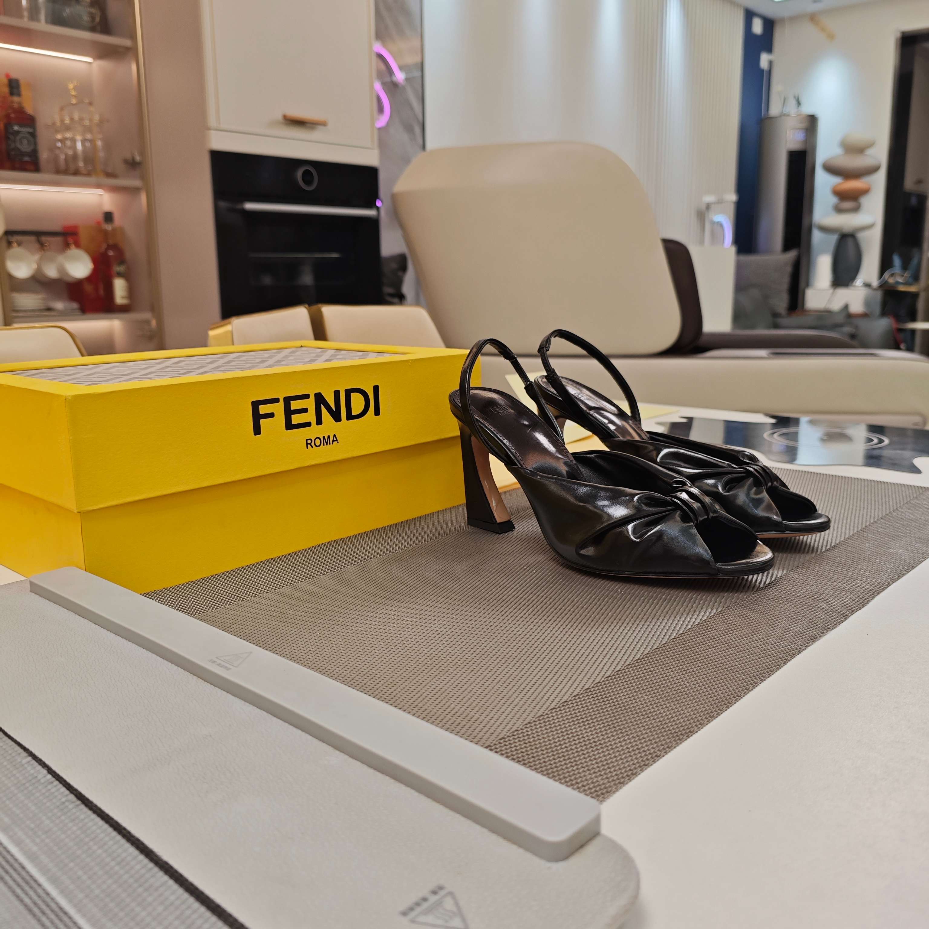 Title: Fendi 25SS Summer Showers Shoe Collection Overview Summary: Fendi’s high-end shoe collection features unique designs with metal embellishments and multi-colored options for a fashionable look.