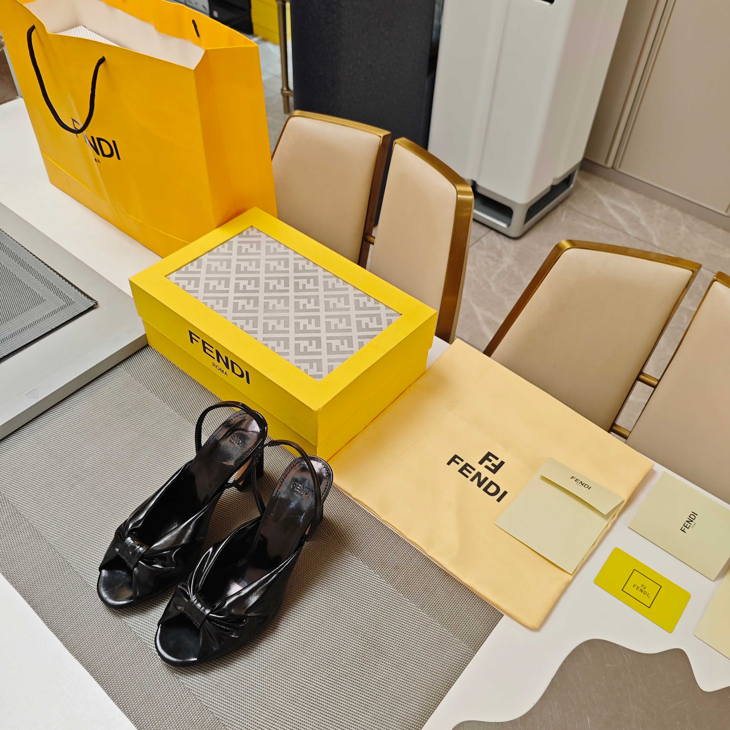 Title: Fendi 25SS Summer Showers Shoe Collection Overview Summary: Fendi’s high-end shoe collection features unique designs with metal embellishments and multi-colored options for a fashionable look. - 图片 3