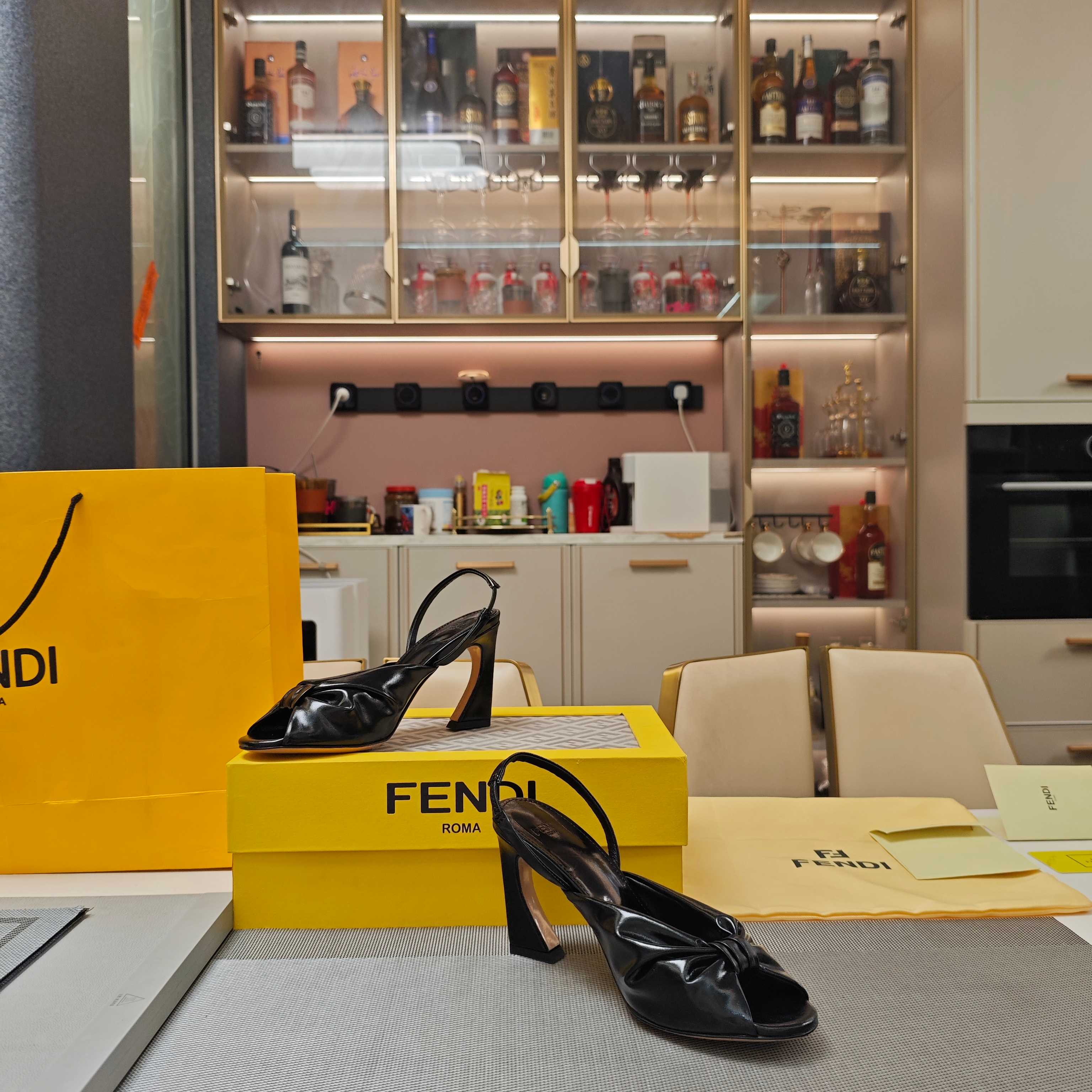 Title: Fendi 25SS Summer Showers Shoe Collection Overview Summary: Fendi’s high-end shoe collection features unique designs with metal embellishments and multi-colored options for a fashionable look. - 图片 4