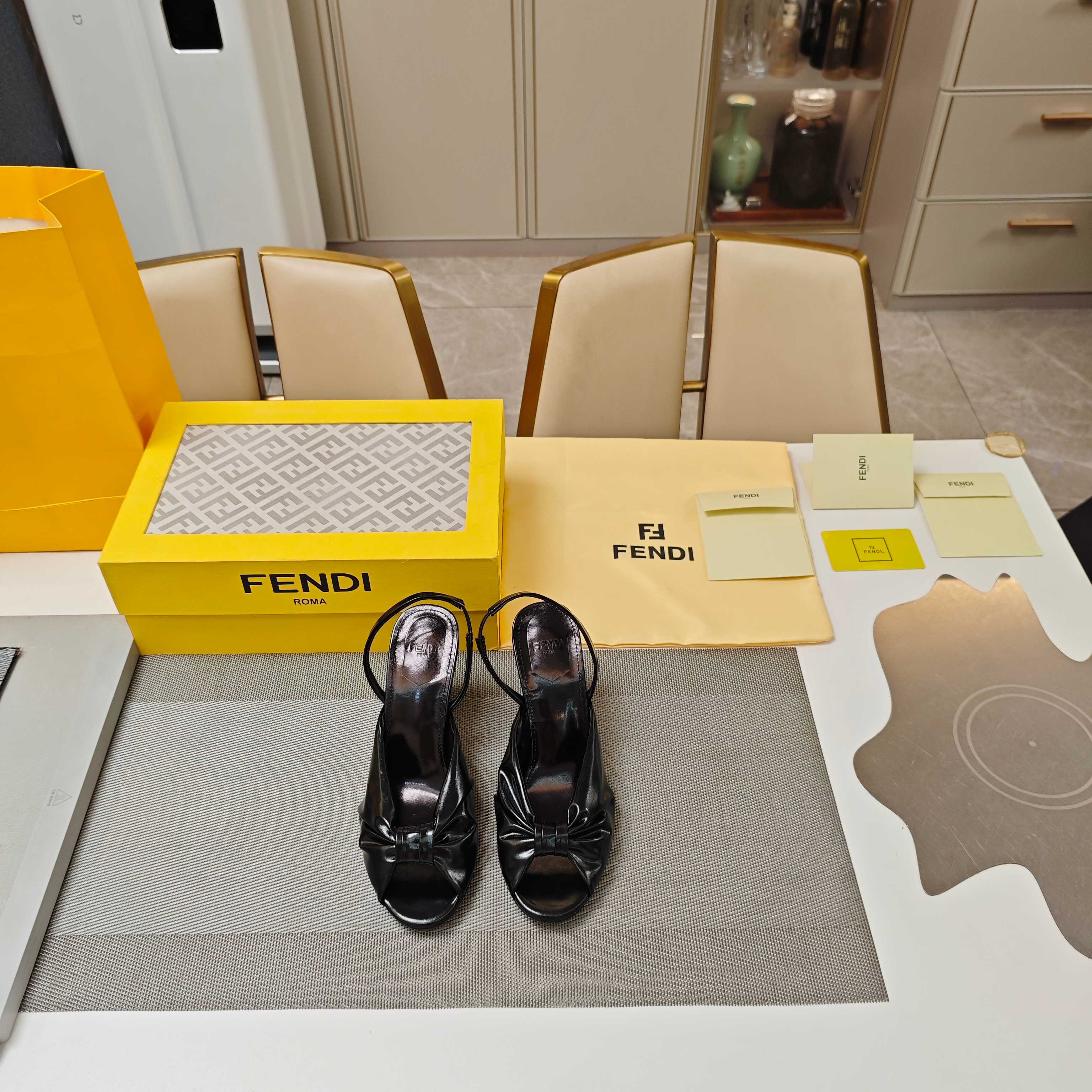 Title: Fendi 25SS Summer Showers Shoe Collection Overview Summary: Fendi’s high-end shoe collection features unique designs with metal embellishments and multi-colored options for a fashionable look. - 图片 2