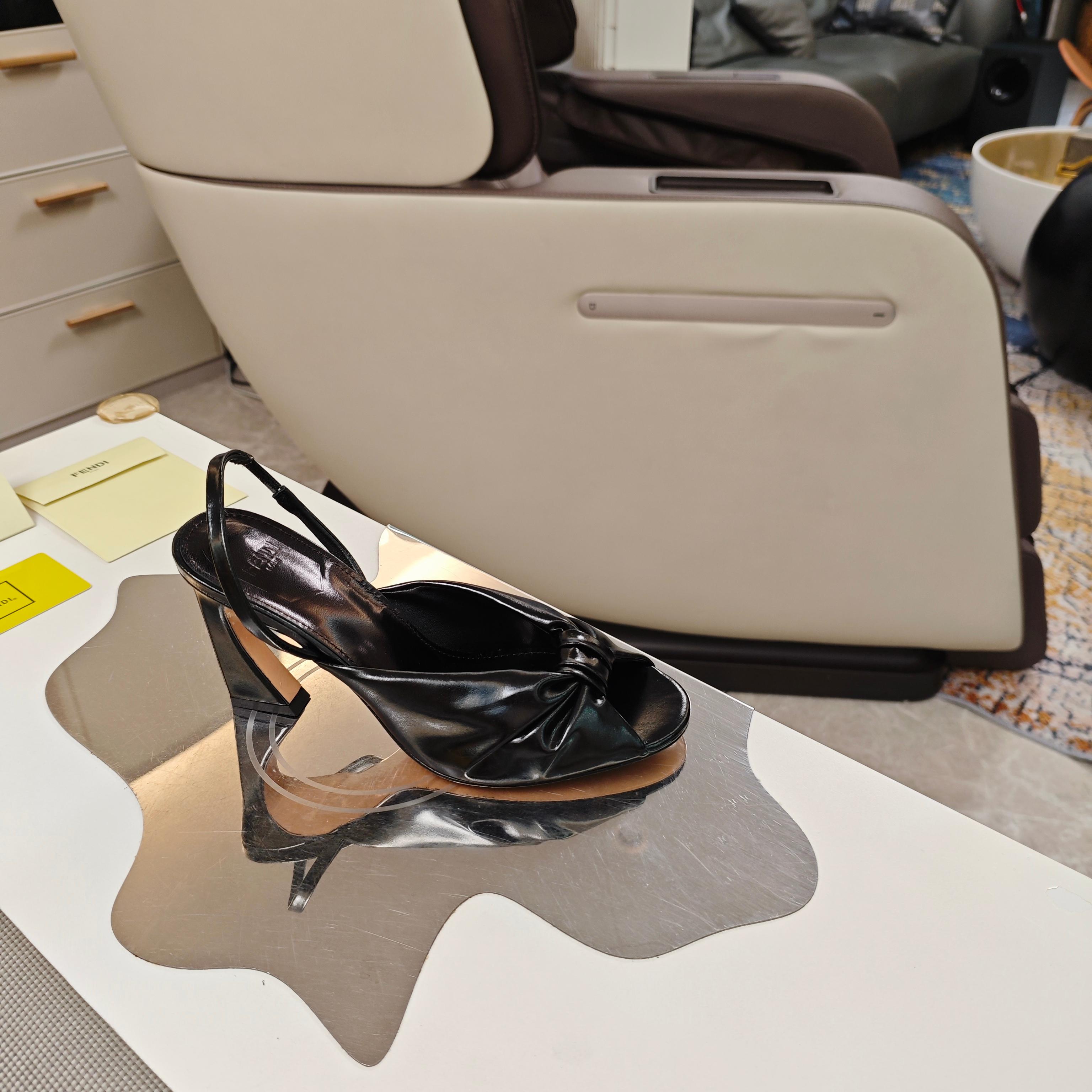 Title: Fendi 25SS Summer Showers Shoe Collection Overview Summary: Fendi’s high-end shoe collection features unique designs with metal embellishments and multi-colored options for a fashionable look. - 图片 6