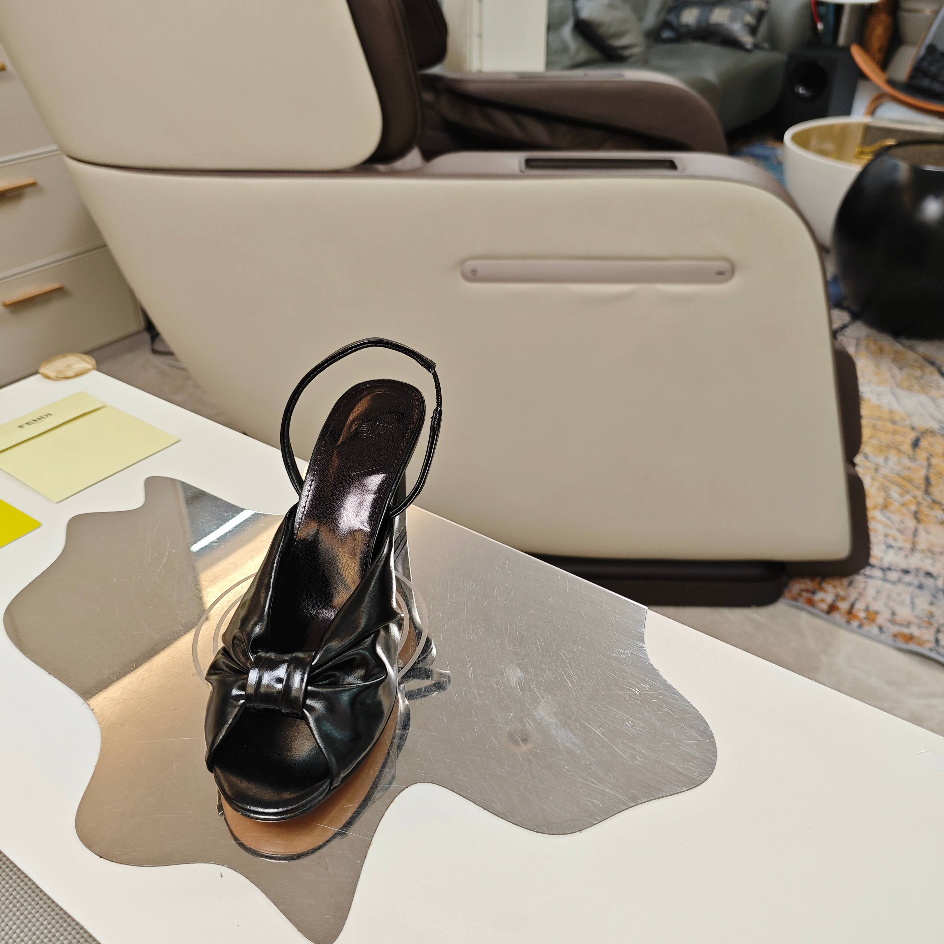 Title: Fendi 25SS Summer Showers Shoe Collection Overview Summary: Fendi’s high-end shoe collection features unique designs with metal embellishments and multi-colored options for a fashionable look. - 图片 7