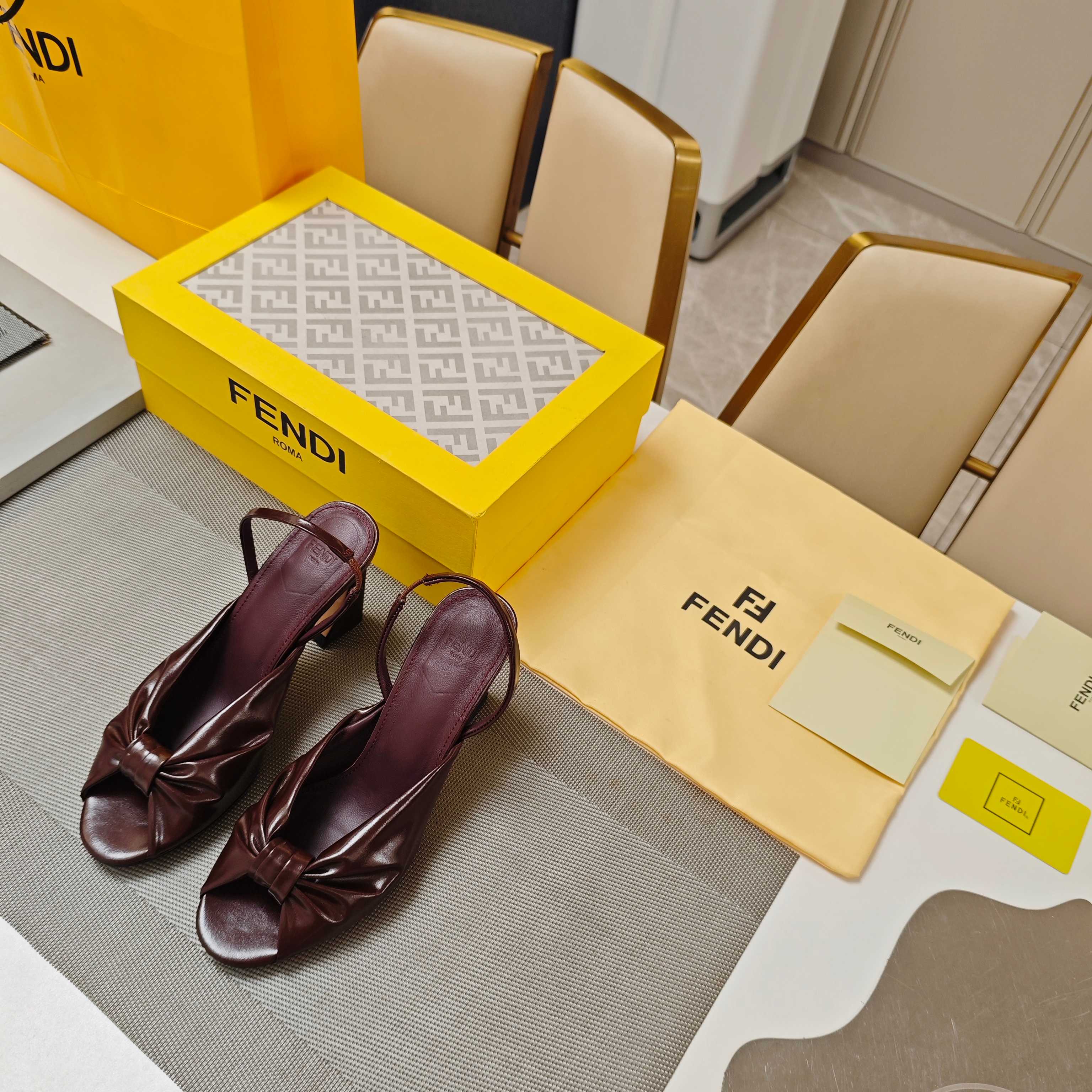 FENDI 25SS Summer Showers Collection: High-End Fashion Shoes with Metal Accents - 图片 3