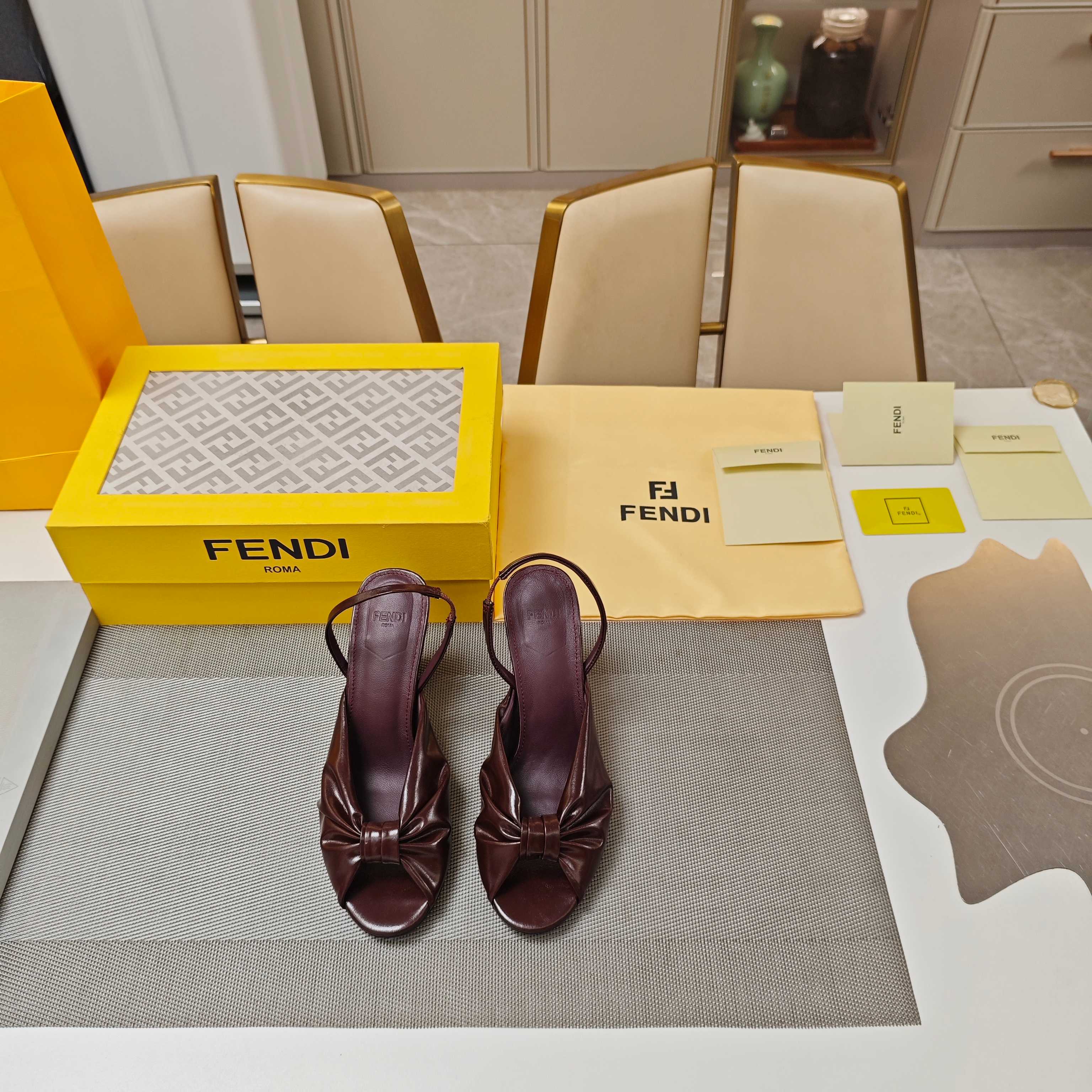 FENDI 25SS Summer Showers Collection: High-End Fashion Shoes with Metal Accents - 图片 2