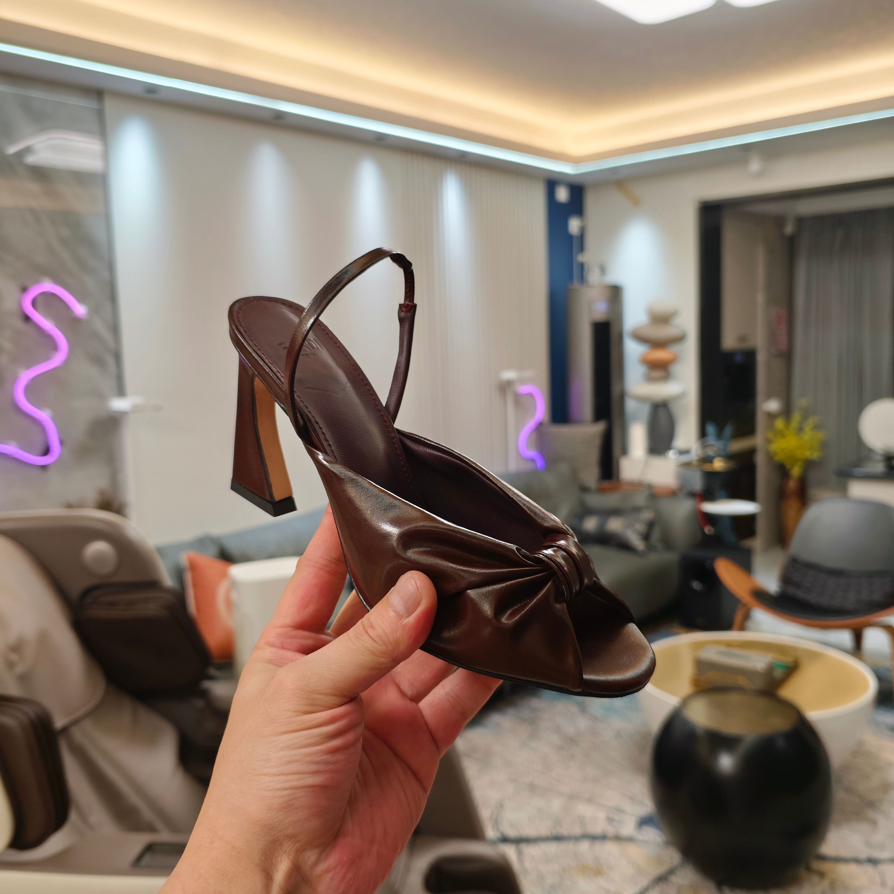 FENDI 25SS Summer Showers Collection: High-End Fashion Shoes with Metal Accents - 图片 8