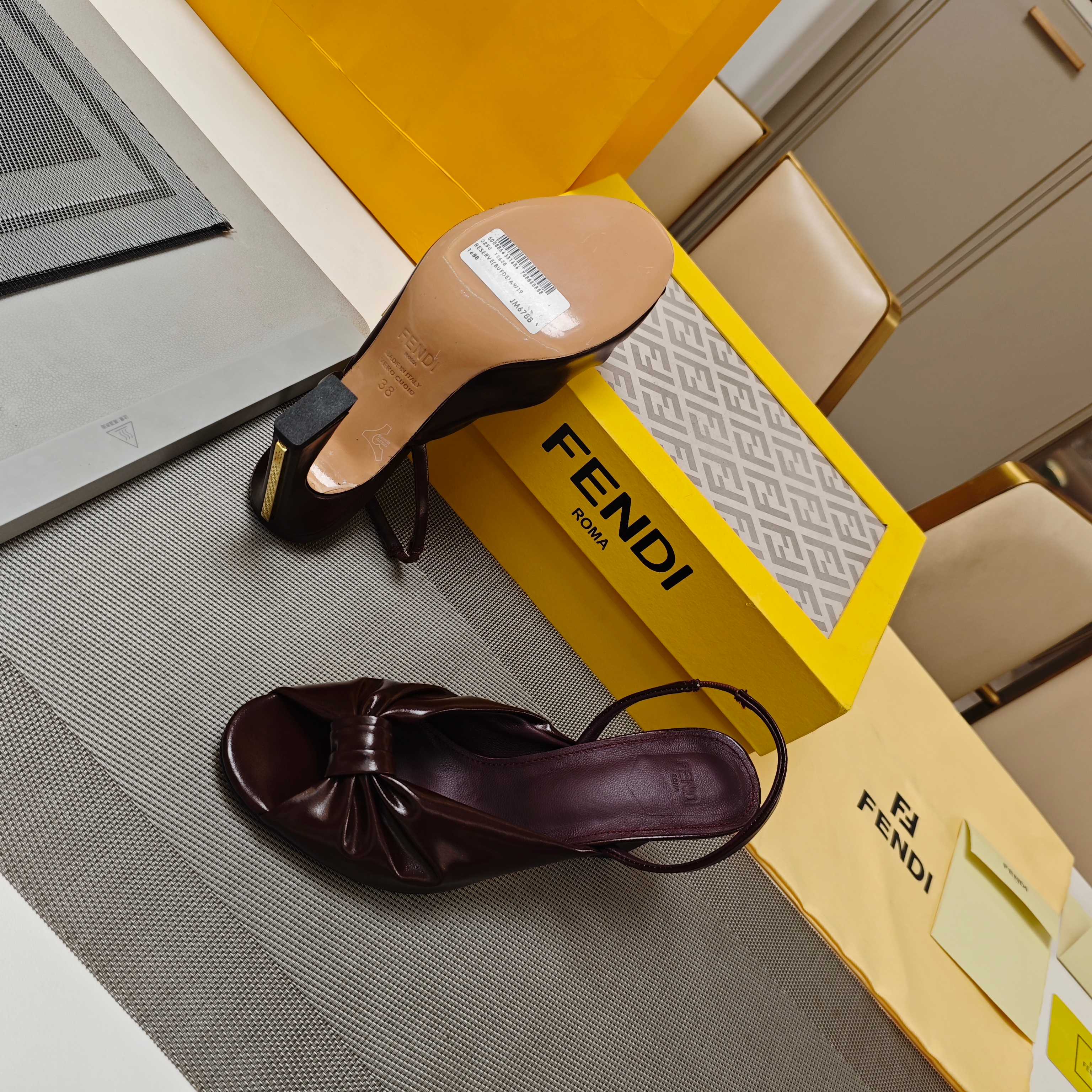 FENDI 25SS Summer Showers Collection: High-End Fashion Shoes with Metal Accents - 图片 7