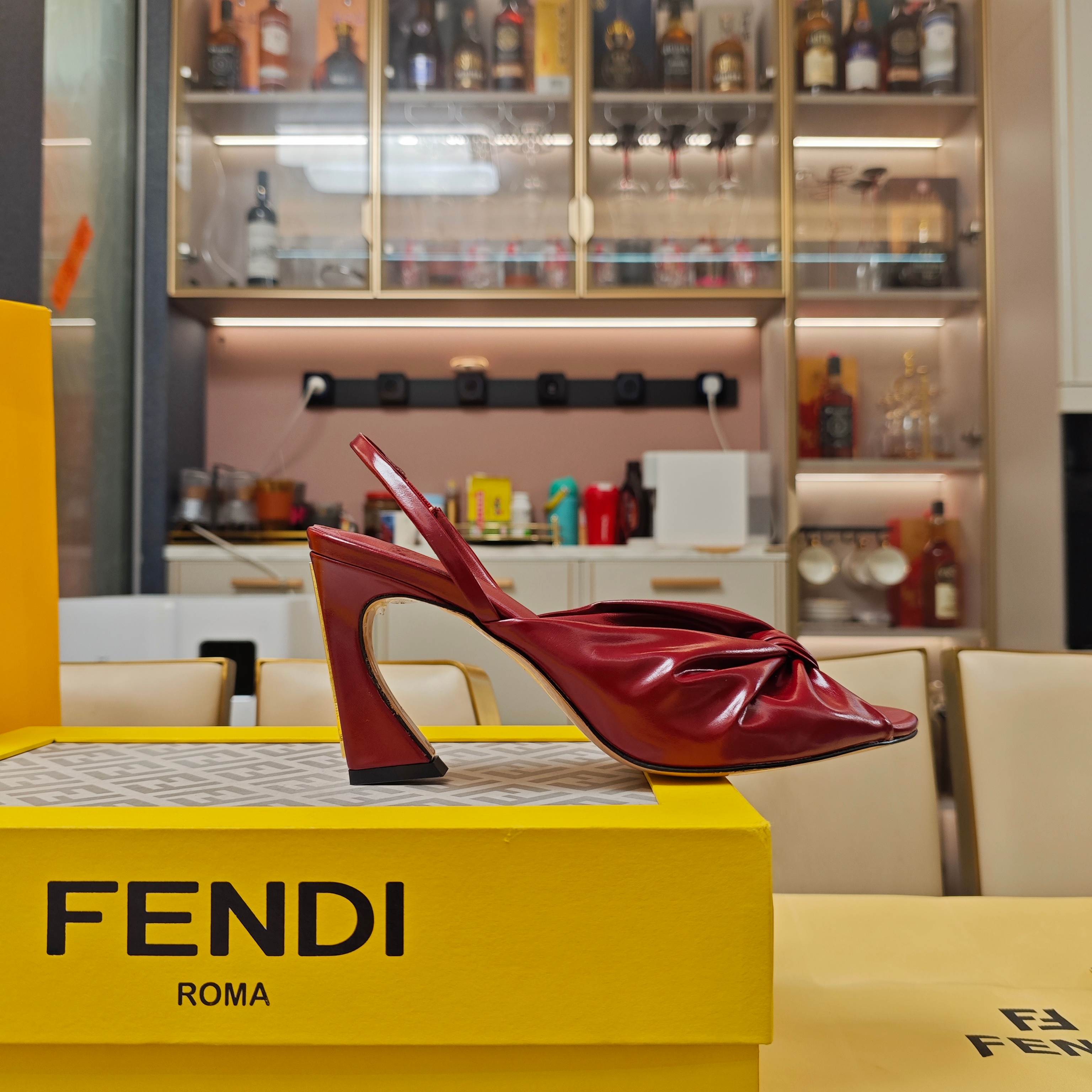 FENDI 25SS Summer Showers Collection: High-End Shoes with Metal Marking and Superfiber Leather - 图片 5