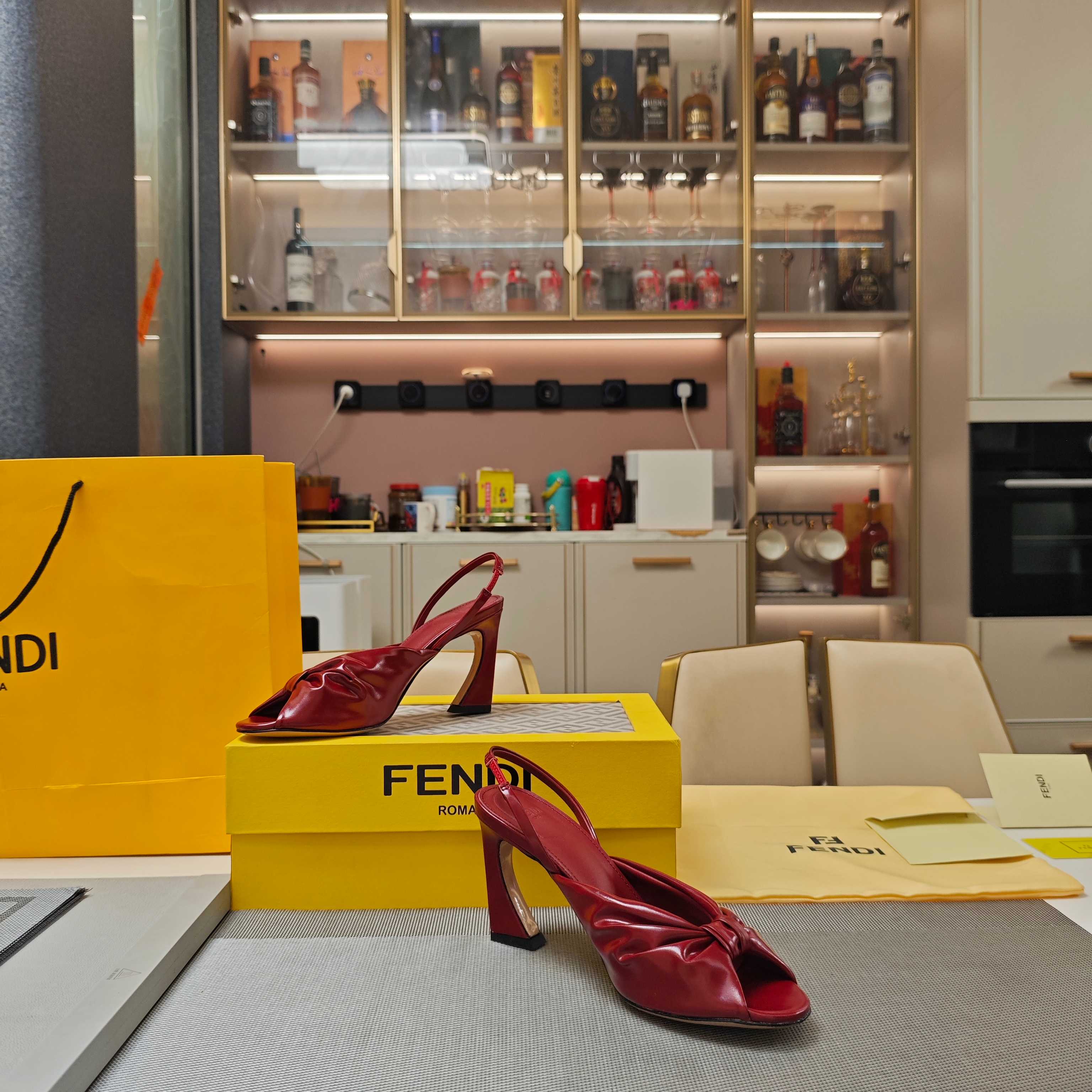 FENDI 25SS Summer Showers Collection: High-End Shoes with Metal Marking and Superfiber Leather - 图片 4