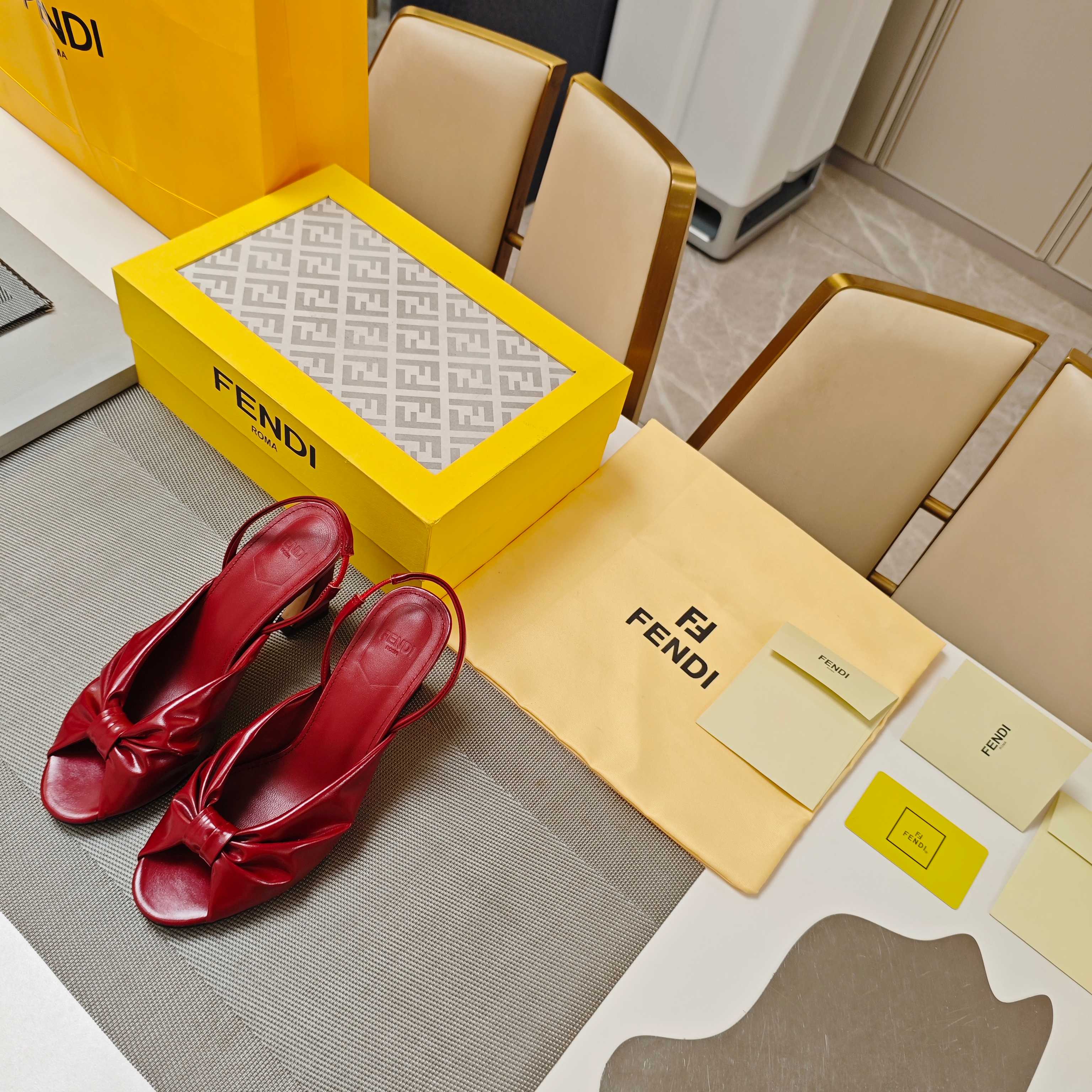 FENDI 25SS Summer Showers Collection: High-End Shoes with Metal Marking and Superfiber Leather - 图片 3