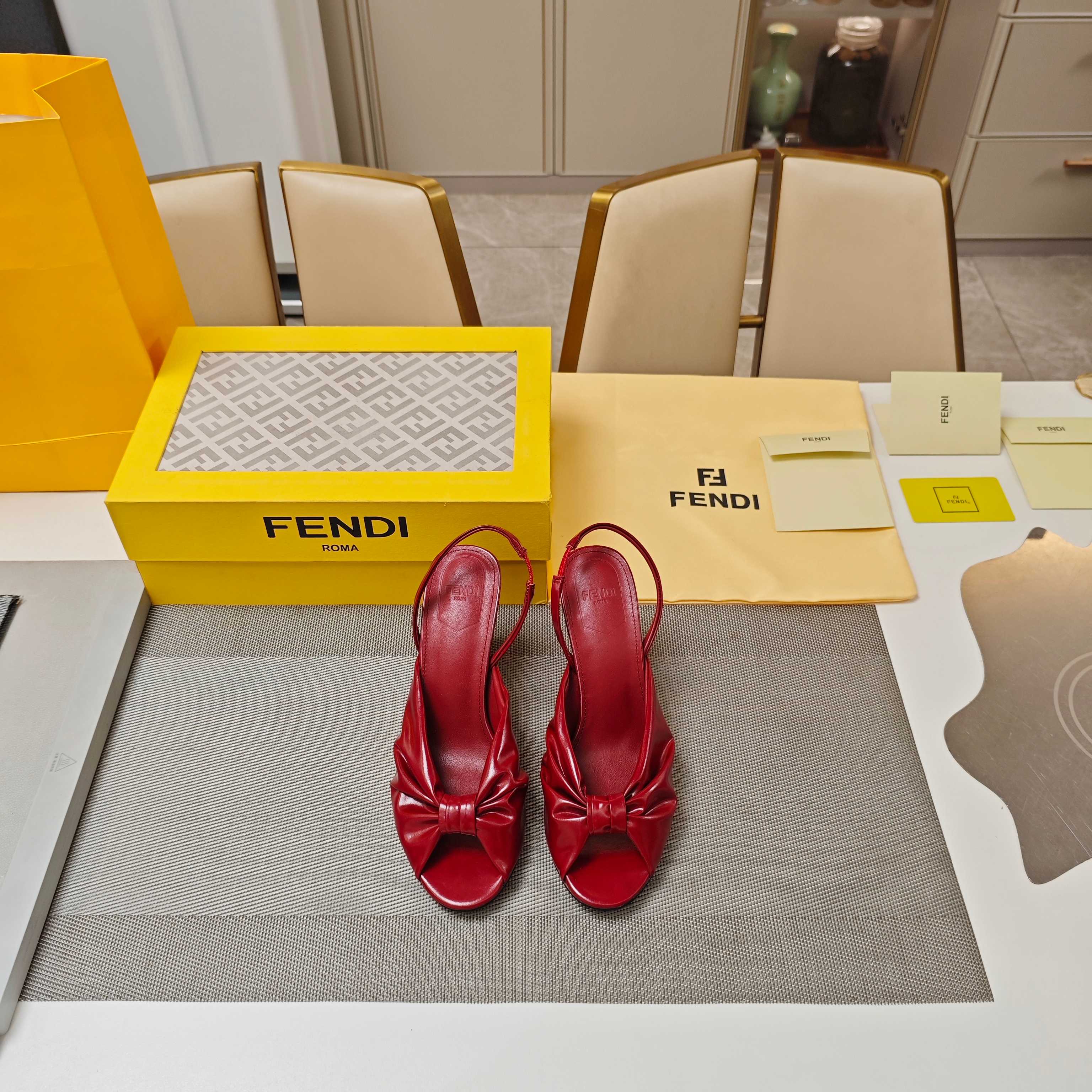 FENDI 25SS Summer Showers Collection: High-End Shoes with Metal Marking and Superfiber Leather - 图片 2