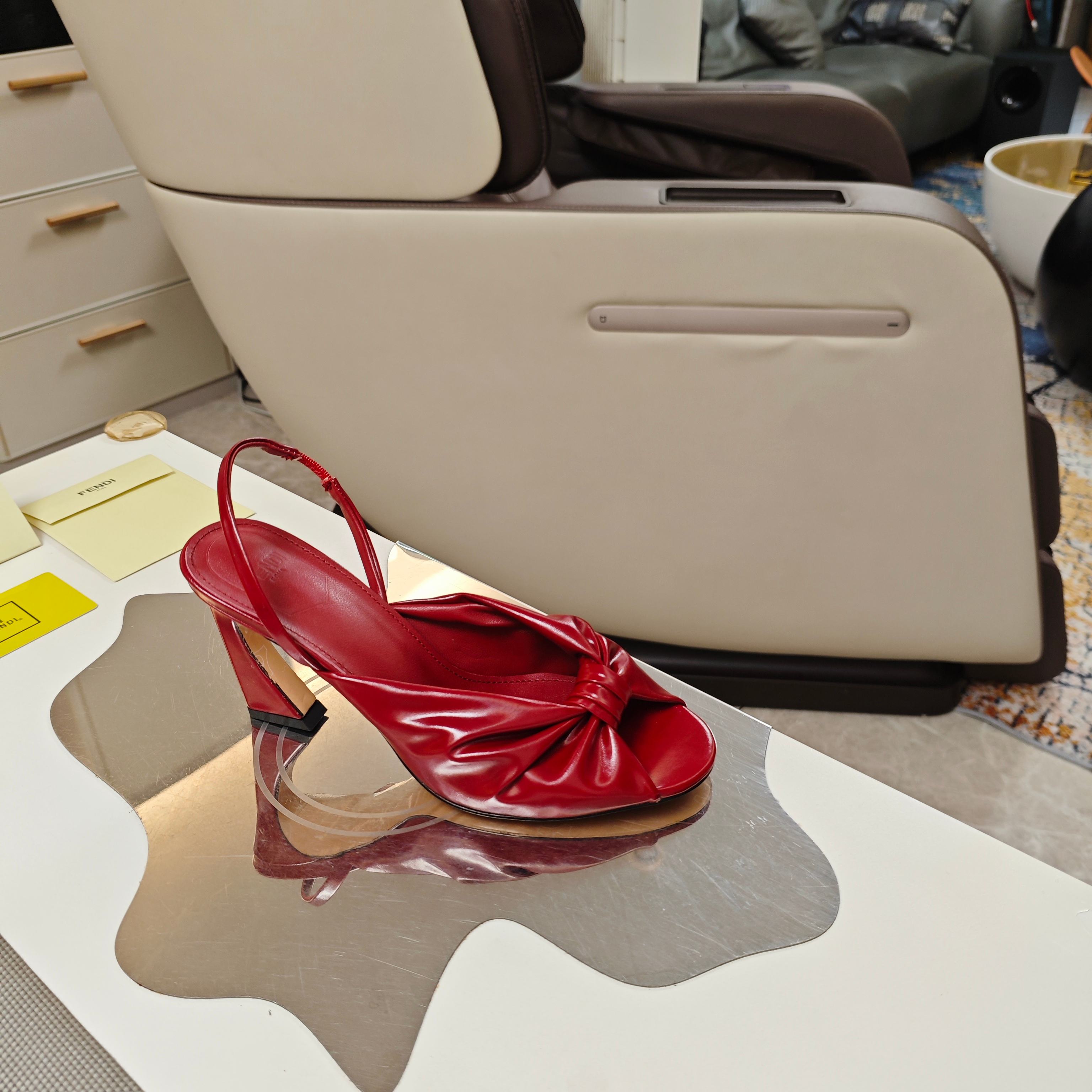 FENDI 25SS Summer Showers Collection: High-End Shoes with Metal Marking and Superfiber Leather - 图片 6