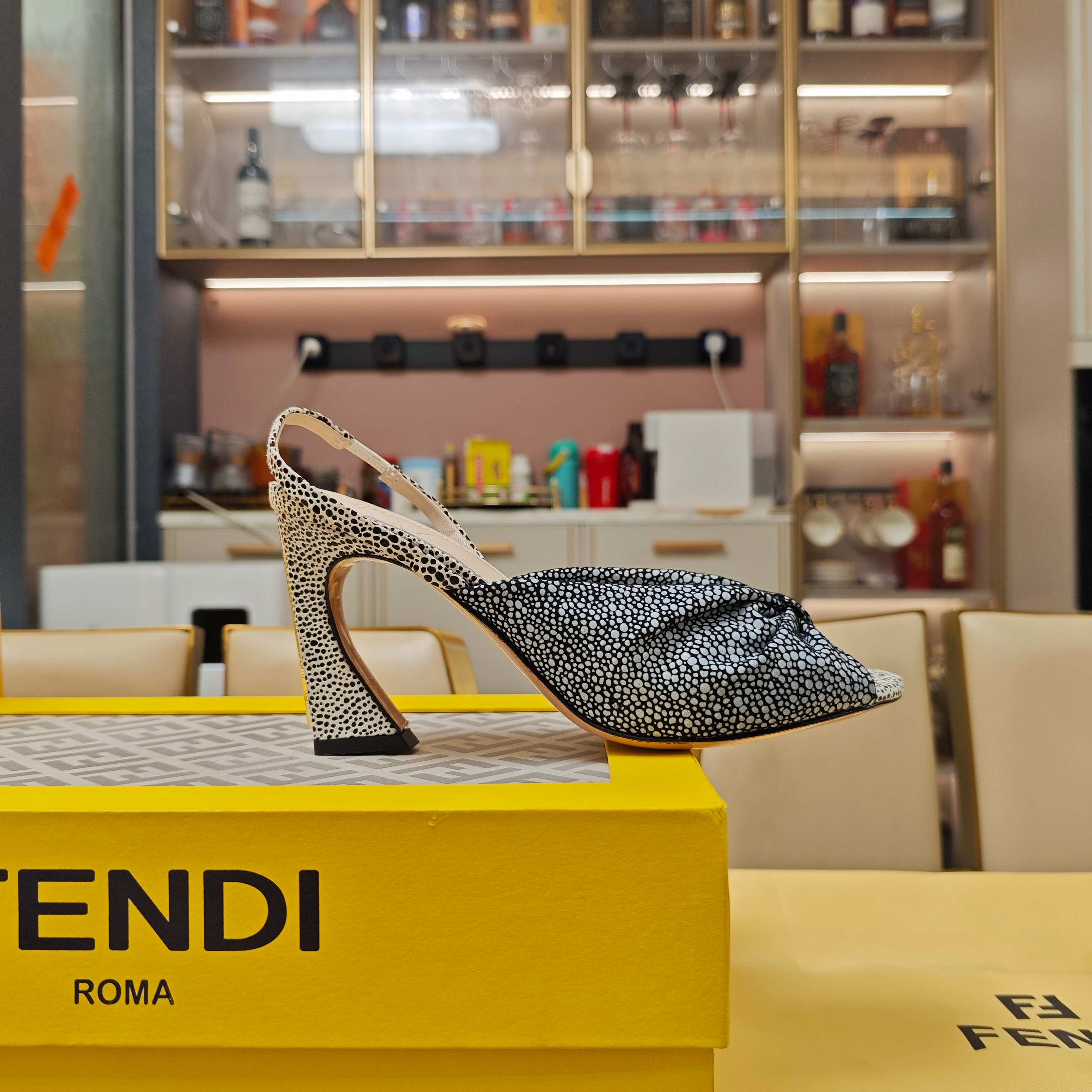 Title: Fendi Summer Shoe Collection 2025 Overview Summary: Fendi’s new high-end shoe collection features unique designs, super-fiber leather, and metal pole decorations in various colors. - 图片 5