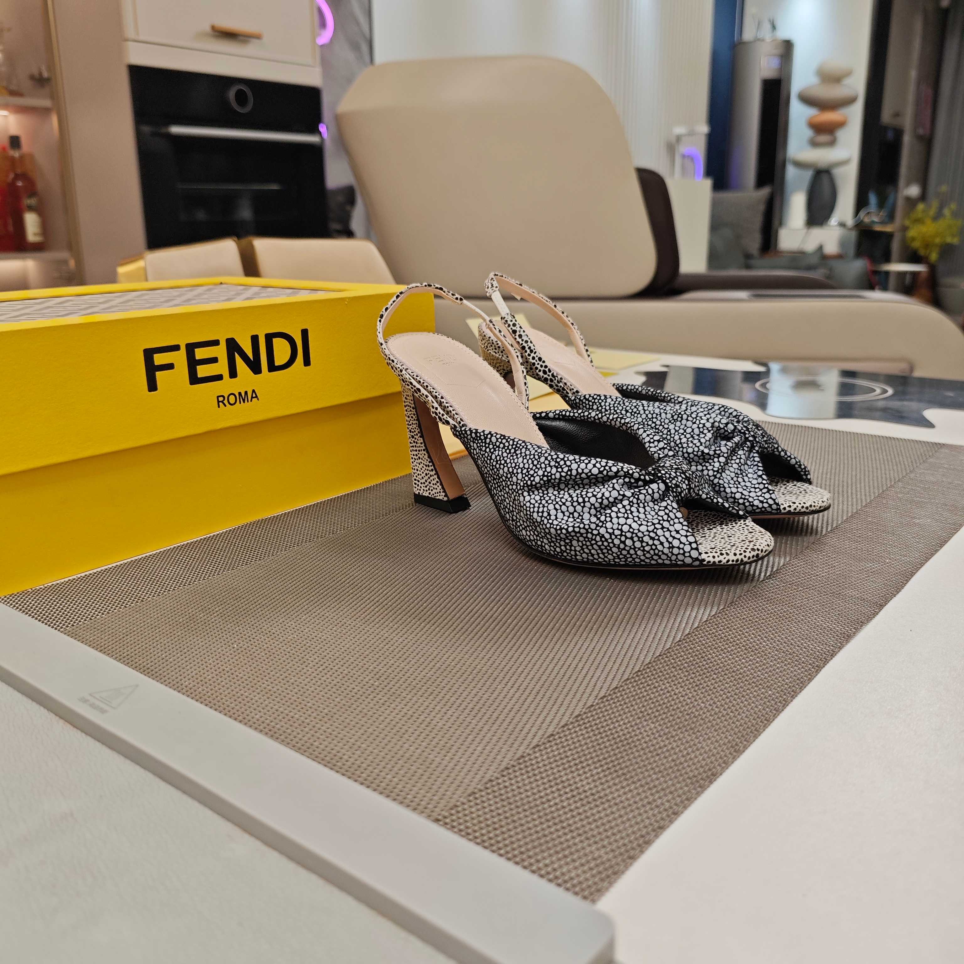 Title: Fendi Summer Shoe Collection 2025 Overview Summary: Fendi’s new high-end shoe collection features unique designs, super-fiber leather, and metal pole decorations in various colors.