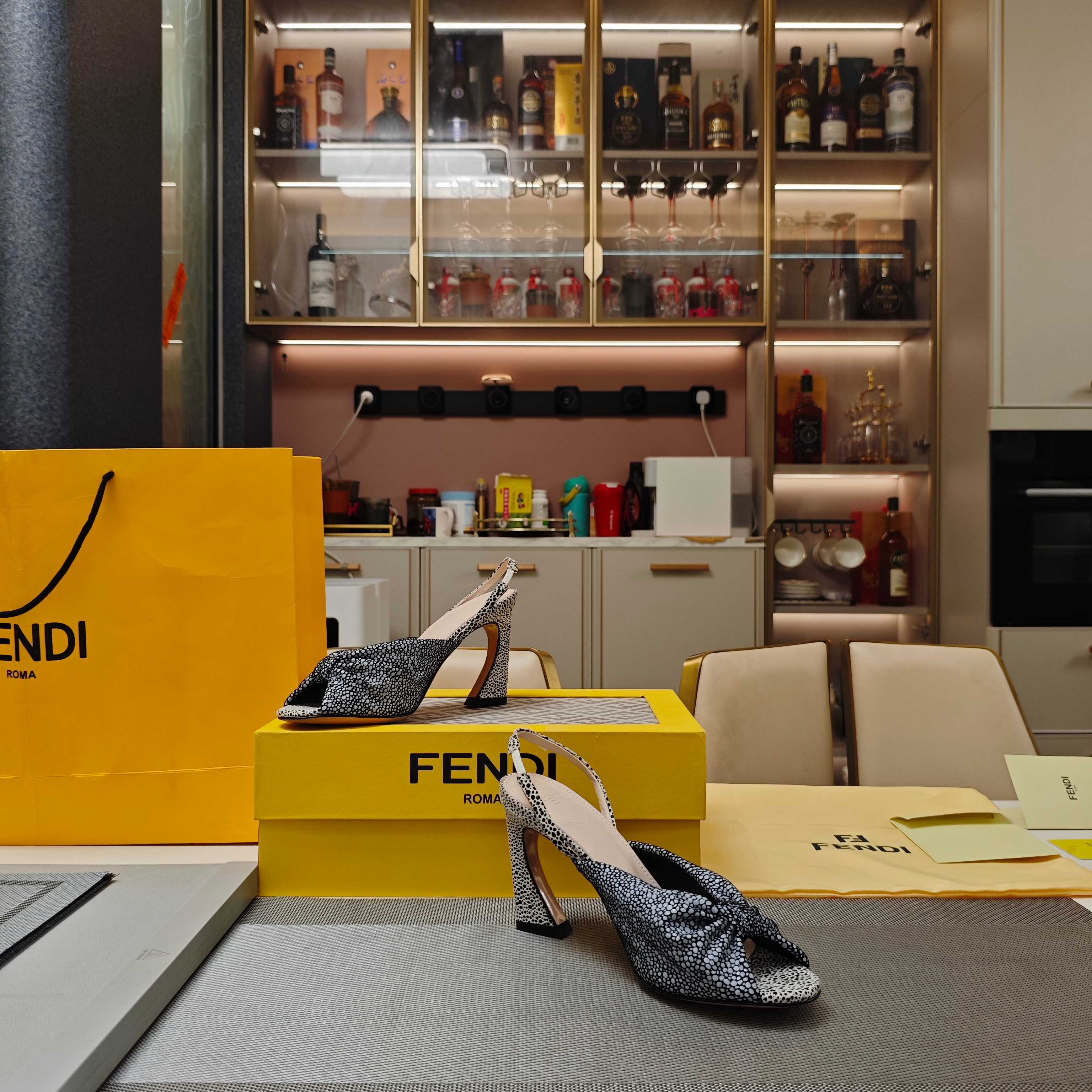 Title: Fendi Summer Shoe Collection 2025 Overview Summary: Fendi’s new high-end shoe collection features unique designs, super-fiber leather, and metal pole decorations in various colors. - 图片 4