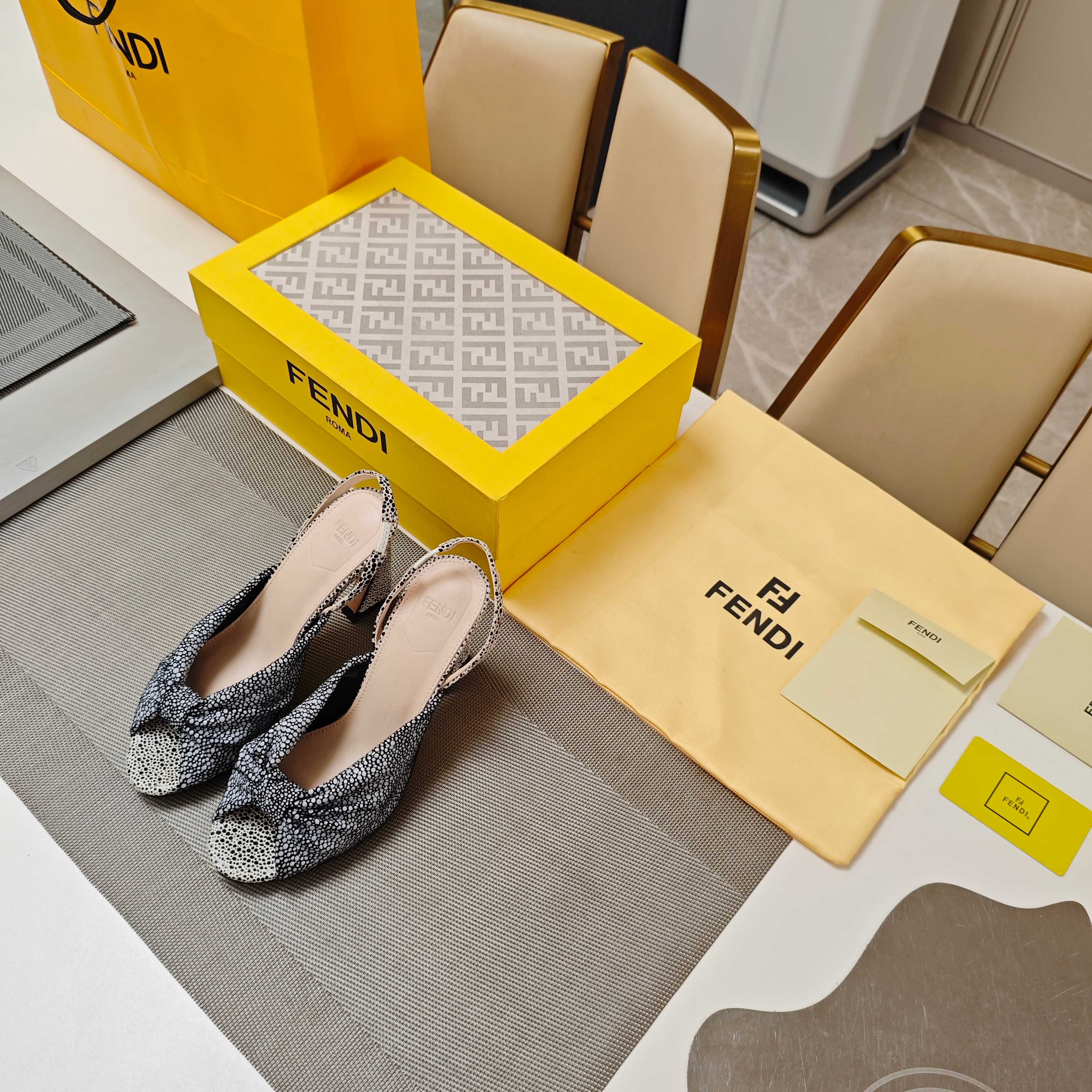 Title: Fendi Summer Shoe Collection 2025 Overview Summary: Fendi’s new high-end shoe collection features unique designs, super-fiber leather, and metal pole decorations in various colors. - 图片 3