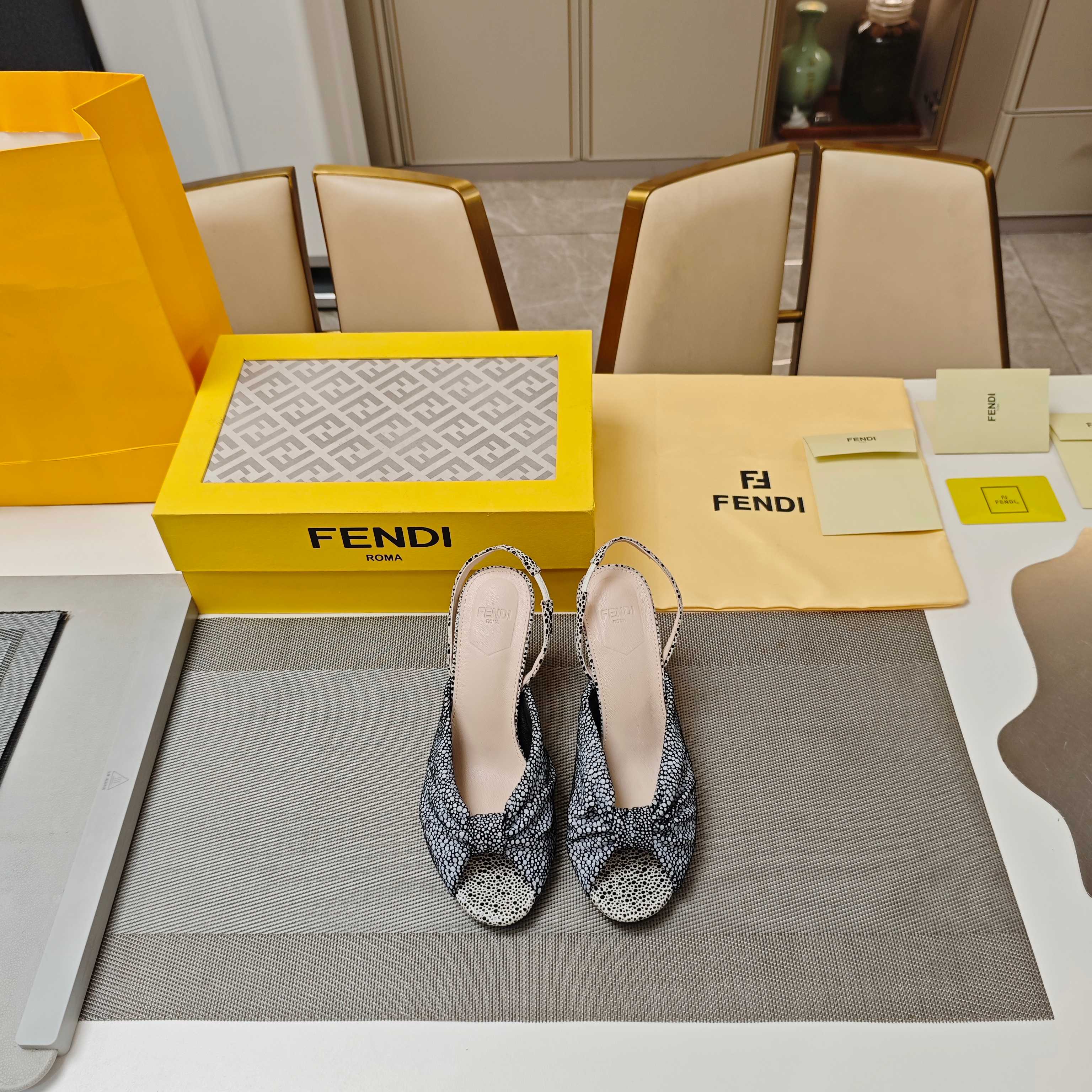 Title: Fendi Summer Shoe Collection 2025 Overview Summary: Fendi’s new high-end shoe collection features unique designs, super-fiber leather, and metal pole decorations in various colors. - 图片 2