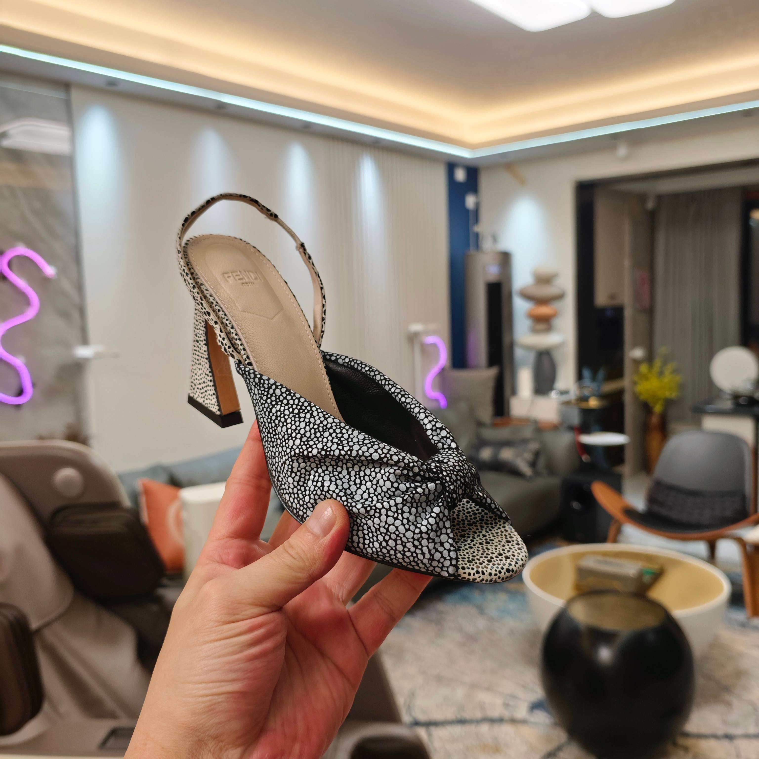 Title: Fendi Summer Shoe Collection 2025 Overview Summary: Fendi’s new high-end shoe collection features unique designs, super-fiber leather, and metal pole decorations in various colors. - 图片 9
