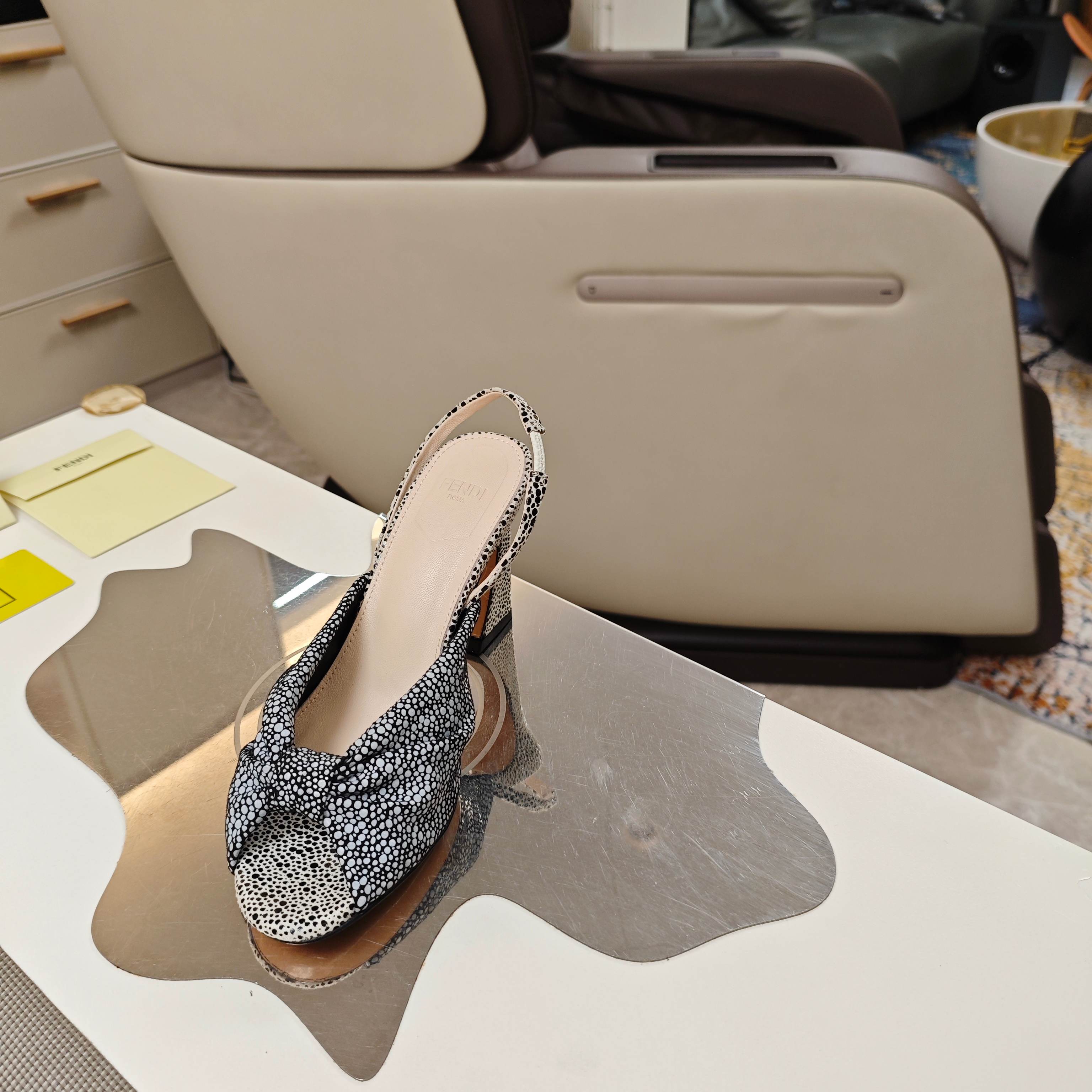 Title: Fendi Summer Shoe Collection 2025 Overview Summary: Fendi’s new high-end shoe collection features unique designs, super-fiber leather, and metal pole decorations in various colors. - 图片 7
