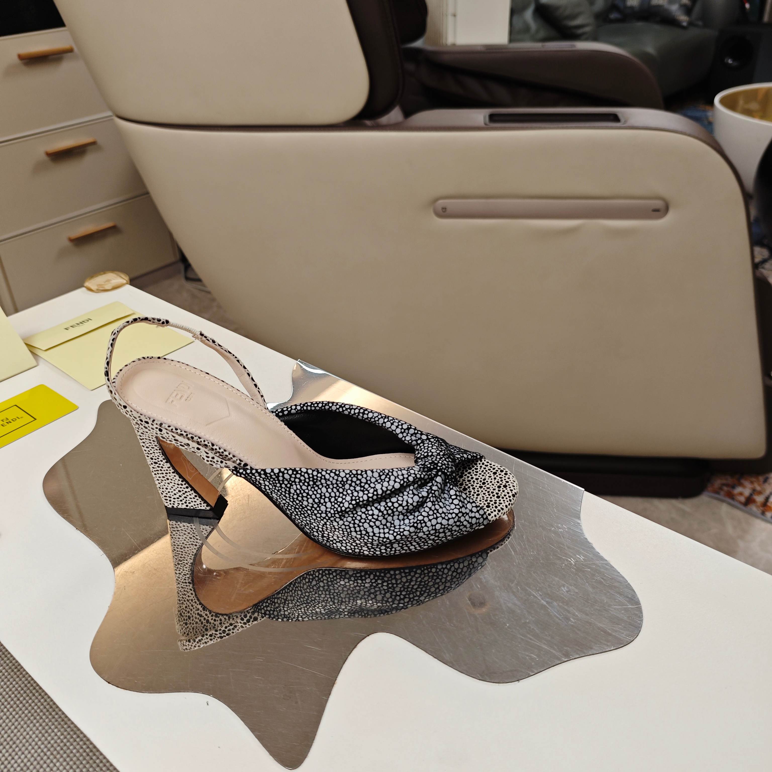 Title: Fendi Summer Shoe Collection 2025 Overview Summary: Fendi’s new high-end shoe collection features unique designs, super-fiber leather, and metal pole decorations in various colors. - 图片 6