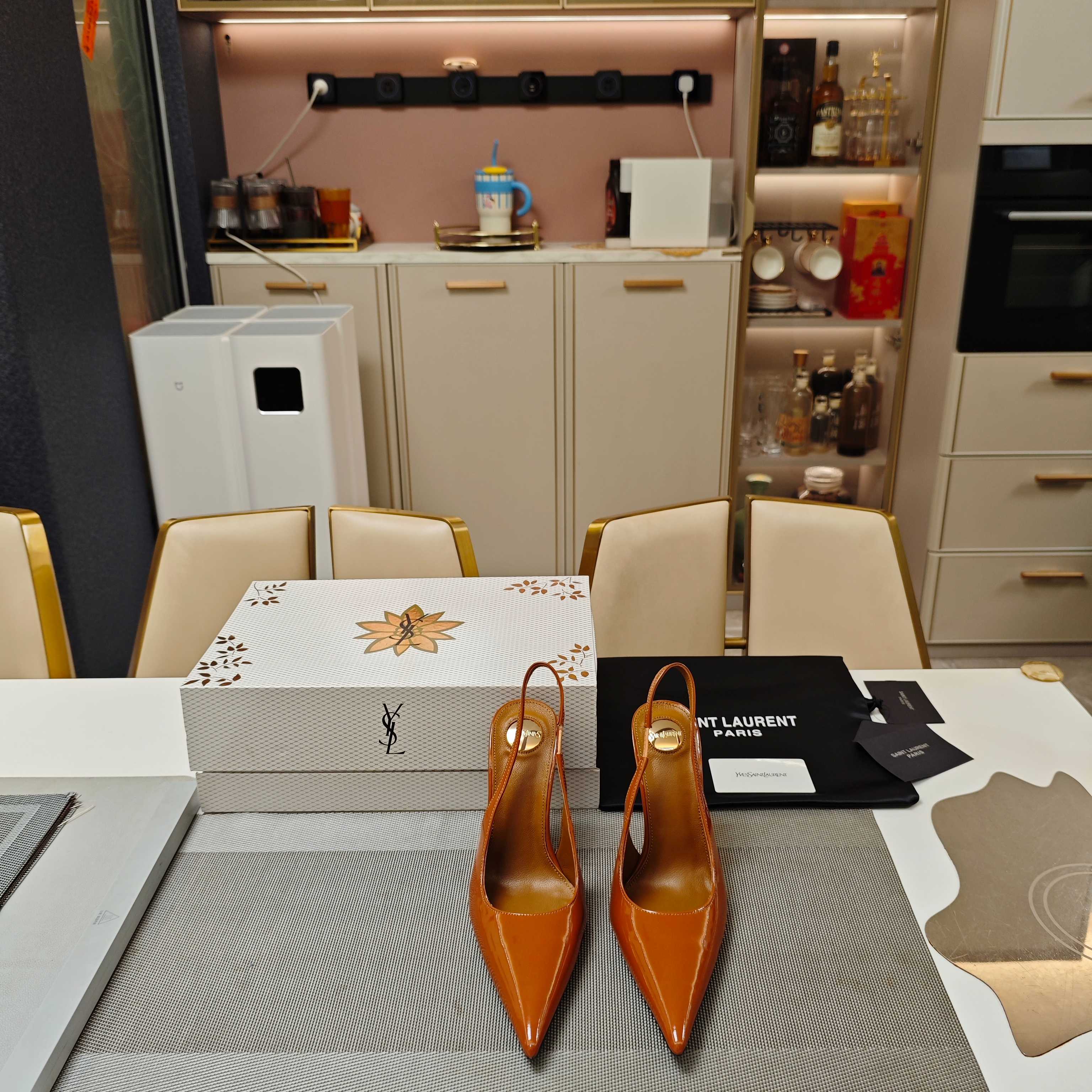 NO:630251,'SAINT LAURENT' (SYL Yves Saint Laurent) top version 25SS unique tapered nail stiletto heels and pointed back hollow sandals sought after by celebrities and Internet celebrities. SYL (2025 official VIP version gold flower magnet box) clearly packaged high-end version, do not compare with low-end. Saint  Laurent.26SS is the only cone-nailed stiletto heel and pointed toe back sandals on the spring and summer catwalks. High heels are a popular model and new products are online. Yves Saint Laurent's first 'stiletto heel' is decorated on the glossy patent leather upper, creating a series of fashionable and sexy pointy back sandals. Pointed toe back sandals ————————————————————  The brand of choice for well-known Internet celebrities, model stars, and ladies from all walks of life, and their favorite high-end fashion women's shoes. [Heel height 10cm.] A pair of high-end shoes that you must buy in the new year, 'The insole is decorated with sheepskin, a new generation of round gold labels, with its own luster and class' 'The toe is a long and thin sexy pointed toe'  The original custom-made 'taper nail stiletto heel' is noble, dignified and elegant. The pointed toe is both neutral and elegant without losing the girlish atmosphere. The boat-shaped pointed toe and empty back upper design are high-end and classy. The sexy single shoes are comfortable to step on. The multi-color shoes are all in contrasting colors and have a spring and summer atmosphere, which is both sexy and fashionable. Saint Laurent's new spring and summer series of shoes present a refined and fashionable minimalist style. They are the first choice for dates and gifts.  Saint Laurent·Super Sexy is a creative shoe series, including fashionable and generous sandals, noble and charming single shoes with elegant temperament, slim and fashionable sandals, as well as high-cost and expensive letter heels with high production technology. Boat-shaped pointed toe + glossy patent leather upper + curved strange high heels + sexy pointed toe shoe last, which is sexy, noble, high-end and grand!  Highlight the brand's eye-catching silhouette and exquisite tailoring. Put any of the Saint Laurent high-heeled shoes on your feet, and the blingbling is super sparkling, and the aristocratic feminine atmosphere is revealed! It is very comfortable to wear, the soft lines that show the feet are not tight, and the color is very bright! It is super youthful and can be worn by anyone regardless of age, and the feet are aristocratic!  !  New products of the season. As we all know, Saint Laurent shoes are always designed to be full of high-end, high-end and versatile, and will never go out of style. They can't fall behind in following fashion trends. Every little girl must have them in her life. Made of cow patent leather and sheepskin insoles. The outsole is made of high-quality Italian cowhide leather with a 10cm heel height. The lining and foot pads are made of Italian mixed sheep leather. size35/39 (34 40 41 42  43 custom-made). The colors are official and multi-color, all genuine colors can be ordered., high heels and sandals, saint laurent, saint laurent, sandals, high heels, cowhide, sheepskin19860909“SAINT LAURENT ”（SYL圣罗兰）顶级版本 25SS众明星网红追捧的独特锥钉细高跟,尖头后空凉鞋. SYL（2025官方VIP 贵宾版金花磁铁盒）认清包装高配版本,低端勿比. Saint Laurent.26SS春夏季走秀唯一一款锥钉细高跟,尖头后空凉鞋.高跟爆单款,新品上线,圣罗兰首款“细高跟”装饰于亮面漆皮鞋面,造就出一款时尚性感于一身的后空尖头凉鞋系列. 尖头后空凉鞋 ——————————————————  各界知名网红、模特明星、名媛首选品牌,最喜欢的高定版本时装女鞋.【跟高10cm.】  新的一年季度不得不入手的一双高定鞋履, 《鞋垫羊皮装饰新一代圆形金标,自带光泽与档次》 《鞋头为又长又细的性感尖头》 原版开模定制的“锥钉细高跟”,高贵端庄显优雅,尖形鞋头既中性又典雅大方,同时不失少女的气息,船形尖头后空鞋面设计,高端上档次,性感单鞋舒适一脚蹬,多色系鞋履都撞色非常有春夏的气息,既性感又时尚. Saint Laurent 春夏新款系列鞋履,呈现精致时髦的极简造型,约会&送礼首选精品. 圣罗兰·超级性感的一款创意鞋履系列,有时尚大方的凉鞋,高贵娇媚,气质高雅的单鞋,瘦脚时尚的凉鞋,还有制作工艺的高成本昂贵字母跟. 船形状尖头+亮面漆皮鞋面 + 弯形奇异高跟+性感尖头鞋楦,集性感,高贵,高端,大气于一身！凸显品牌醒目的廓形和精湛的剪裁. Saint Laurent圣罗兰高跟鞋中任何一款鞋履上脚,blingbling的超闪,贵族女人气息就提现出来啦!穿着很舒适显脚的柔美线条不绷脚,颜色很艳丽没错啦!超显年轻的不分年龄均可穿着,上脚便是贵族风范！！ 当季新品,众所周知,Saint Laurent鞋子永远设计为高级感满满的,高端大气上档次且百搭永不过时,时尚潮流追随的脚步却无法落下,每个小女子一生都必须拥有. 面料牛漆皮与羊皮鞋垫. 大底采用高真原色意大利牛皮底,10cm跟高. 内里和垫脚为意制混种绵羊皮. size35/39（34 40 41 42 43订做）. 颜色官方多色系,正品所有颜色均可下单制作.,高跟鞋凉鞋,saint laurent,saint laurent,sandals,high heels,cowhide,sheepskin,Women's Shoes