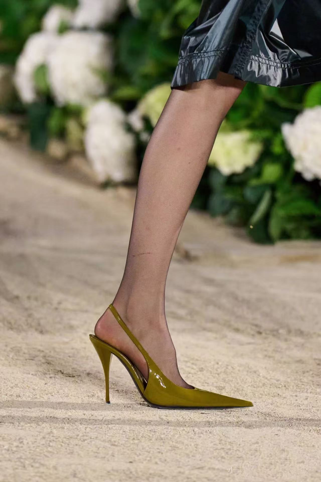 NO:630254,Photo album of the feet of models on the show., high heels and sandals, sandals, high heels19860909秀场模特们上脚图集.,高跟鞋凉鞋,sandals,high heels,Women's Shoes