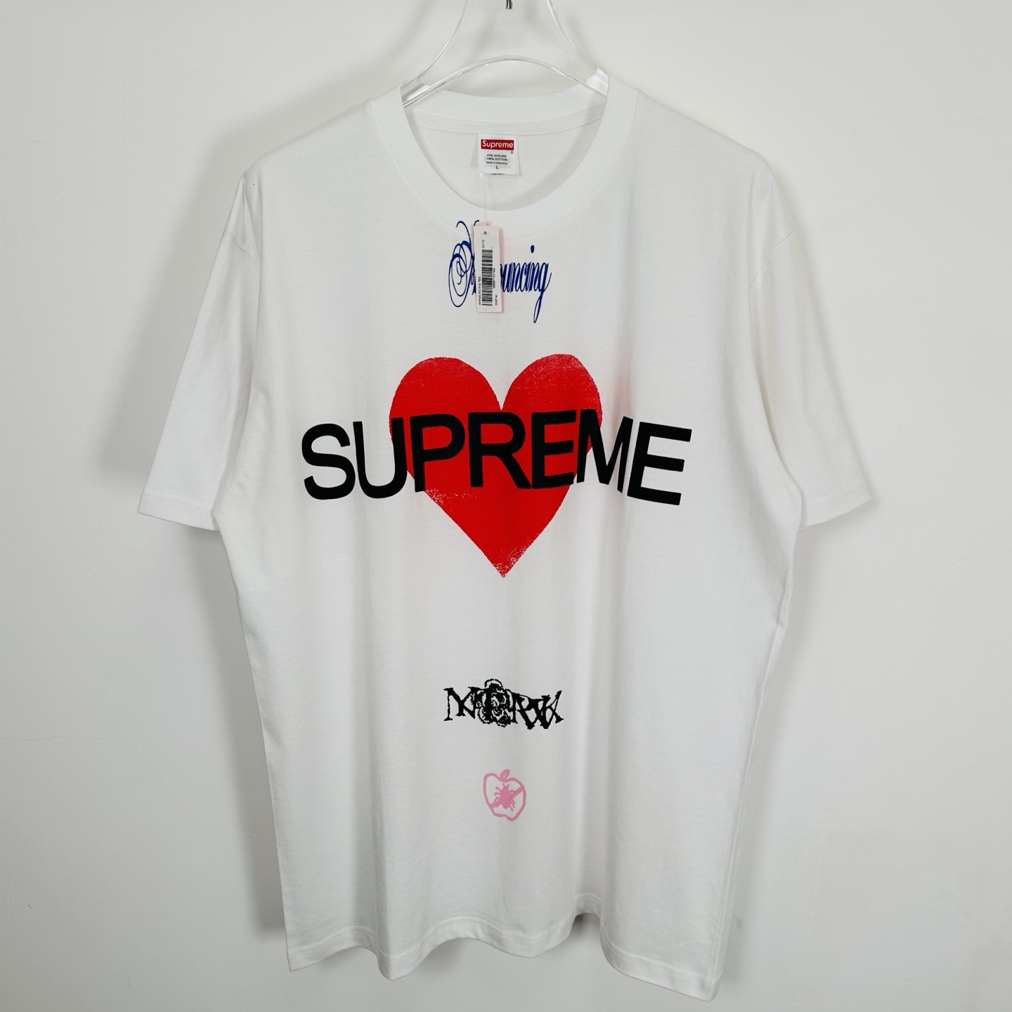Supreme SS25 Announcing Tee Red Heart T-Shirt - Crew Neck - Black/White 2 i1742534370399 1234 0 2