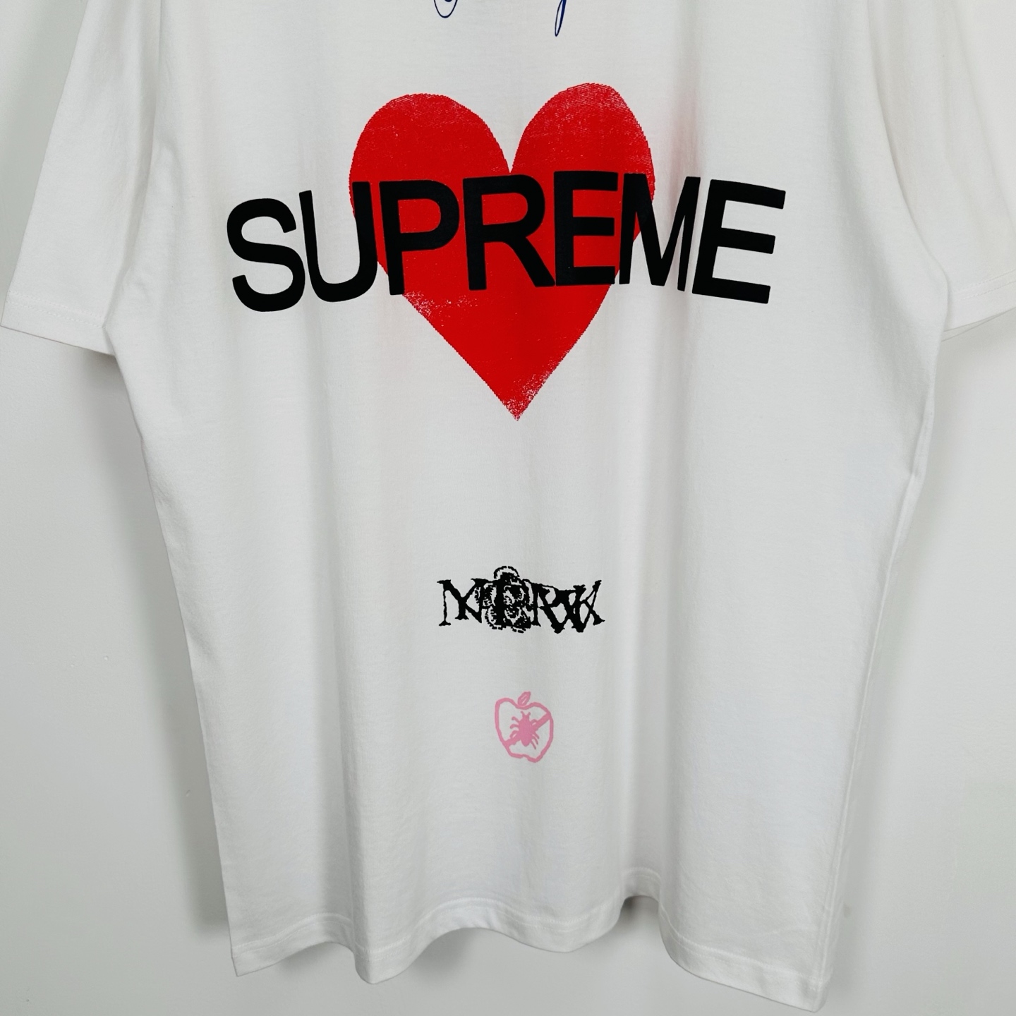 Supreme SS25 Announcing Tee Red Heart T-Shirt - Crew Neck - Black/White 5 i1742534373393 4387 0 1