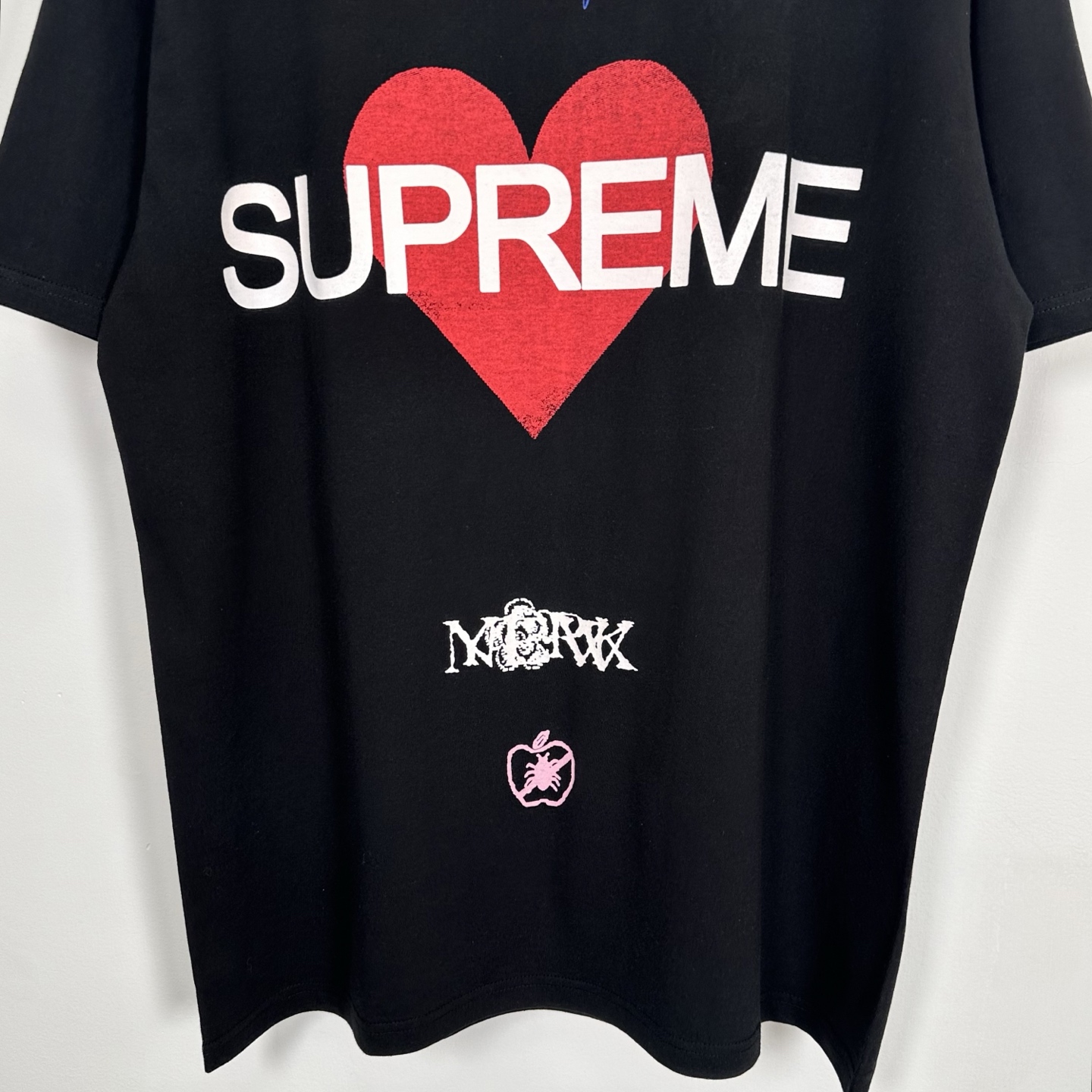 Supreme SS25 Announcing Tee - Heart T-Shirt - Crew Neck - Black and White 5 i1742534449382 1059 0 2