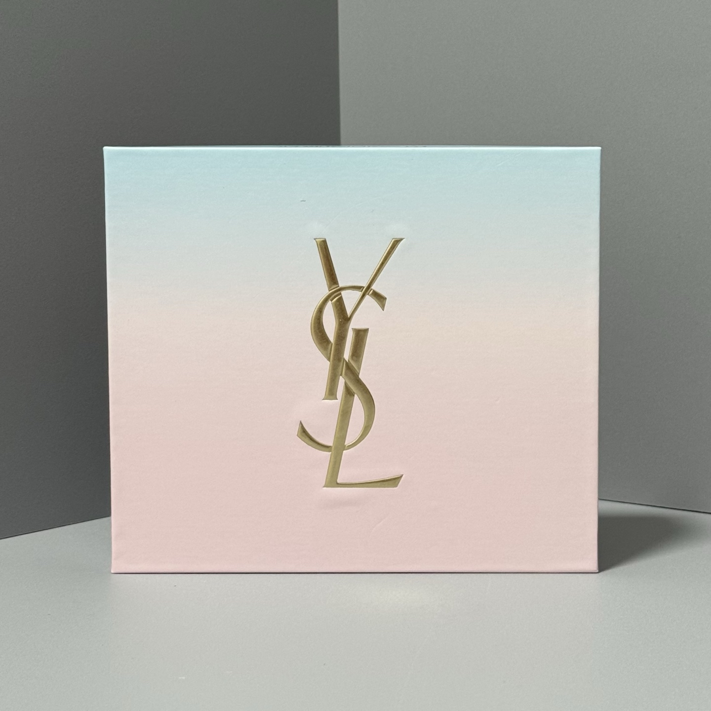 140包 ✍圣罗兰马卡龙渐变口红气垫两件套🔜实拍📸现货❗️配礼袋✔️YSL圣罗兰2025情人节限定礼盒！色号任意搭配⚠️没备注随机发热卖色 YSL马卡龙渐变气垫👉B10#-B20# YSL马卡龙渐变口红👉77#-1966#