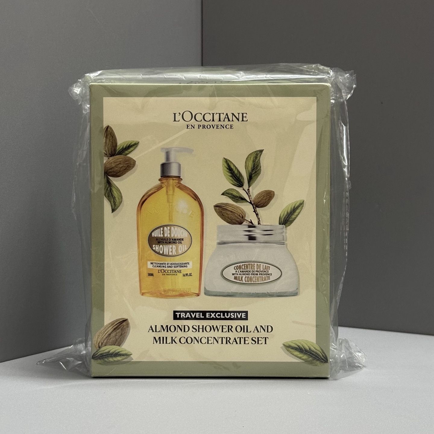 Set de dos piezas de almendras dulces de L'Occitane🔜 foto real 📸 en stock❗️ incluye bolsa de regalo. Contiene: loción…