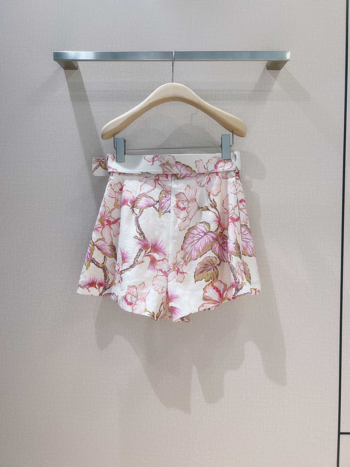 ZIMMERMAN*N珊瑚色木槿花图案短裤选用亚麻面料制成采用经典的高腰设计设有实用的侧缝口袋并配有一条