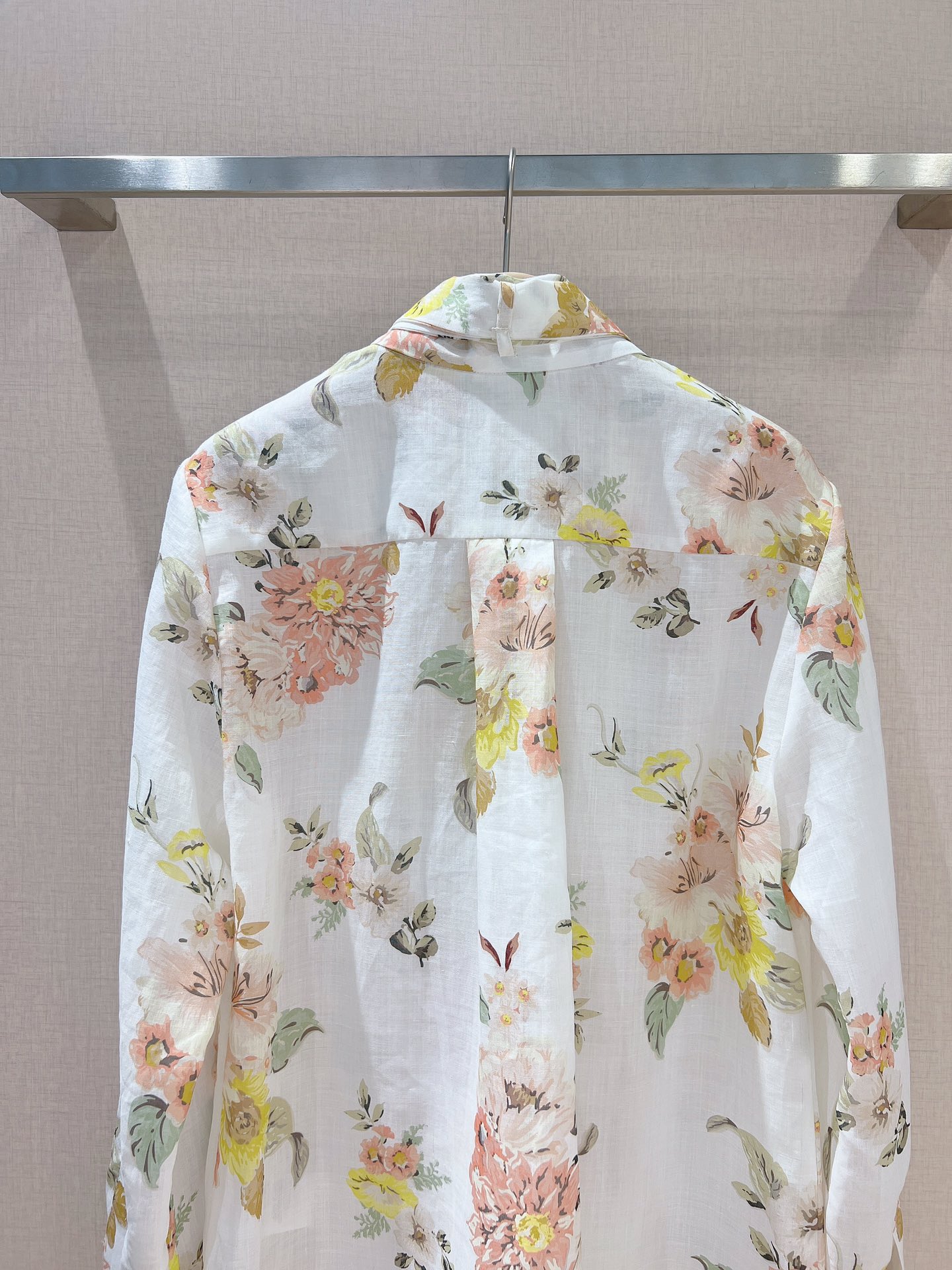 ZIMMERMAN*N系带领长袖衬衫这款珊瑚色花卉图案的系带领长袖衬衫选用苎麻面料制成经典的衬衫廓形剪裁