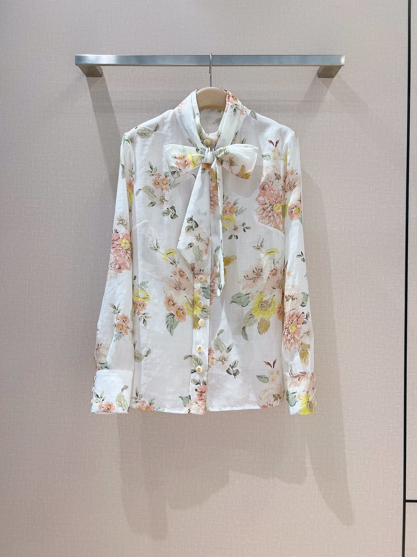 ZIMMERMAN*N系带领长袖衬衫这款珊瑚色花卉图案的系带领长袖衬衫选用苎麻面料制成经典的衬衫廓形剪裁