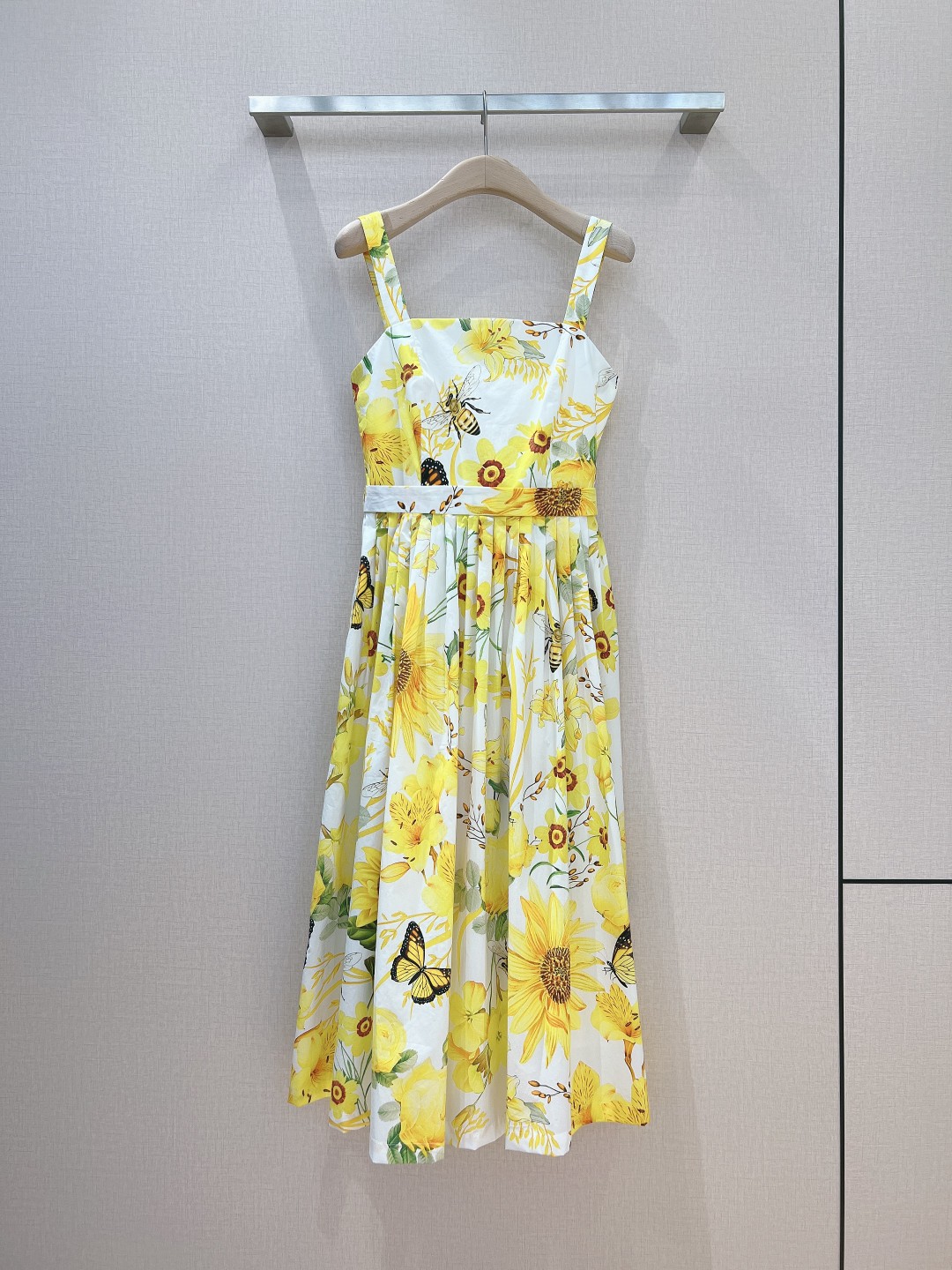 MaryKatrantzo*u春夏新款盛开的植物花卉元素鲜艳的黄色花卉印花棉质连衣裙搭配方形装饰领口腰间