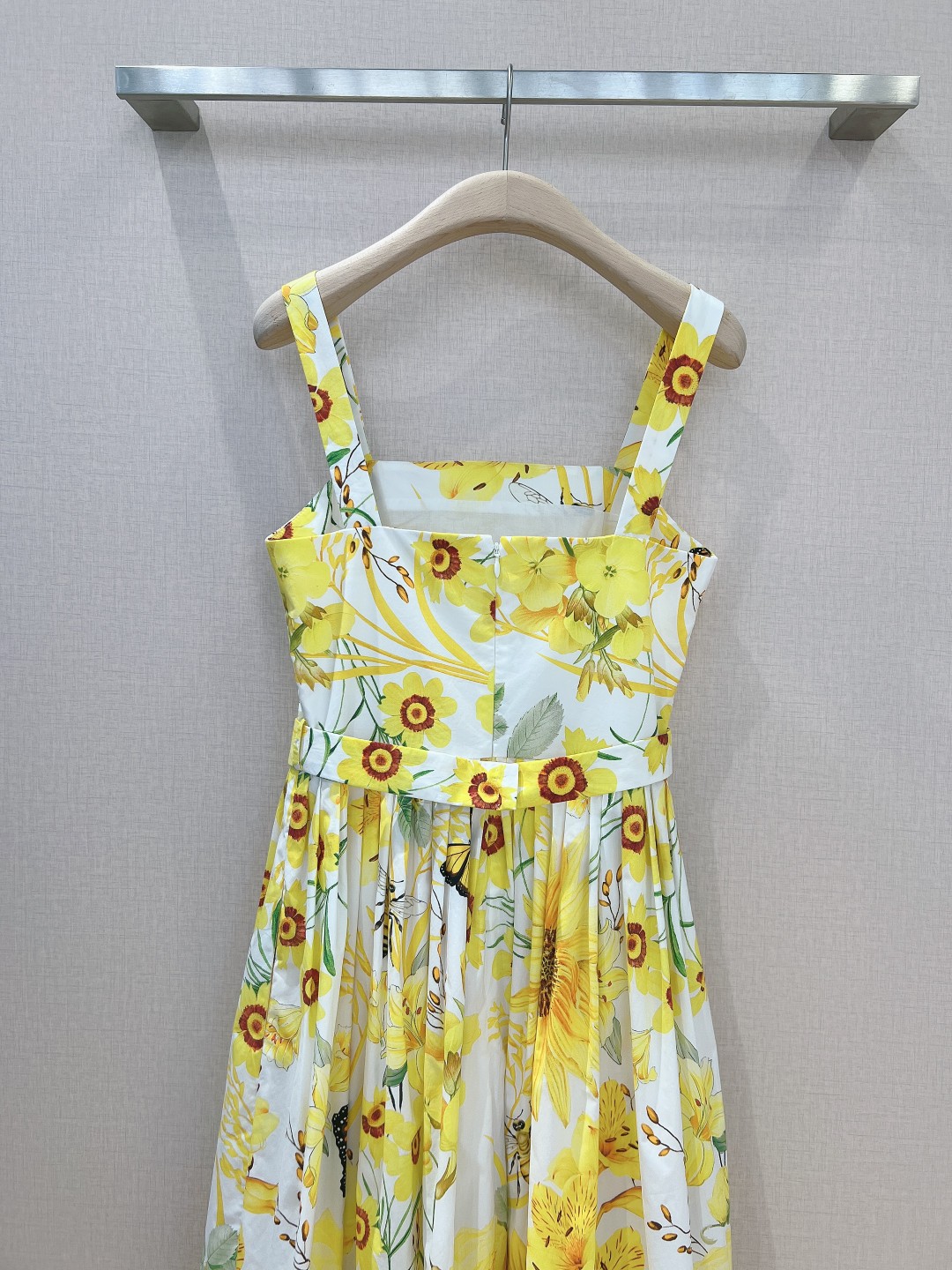 MaryKatrantzo*u春夏新款盛开的植物花卉元素鲜艳的黄色花卉印花棉质连衣裙搭配方形装饰领口腰间