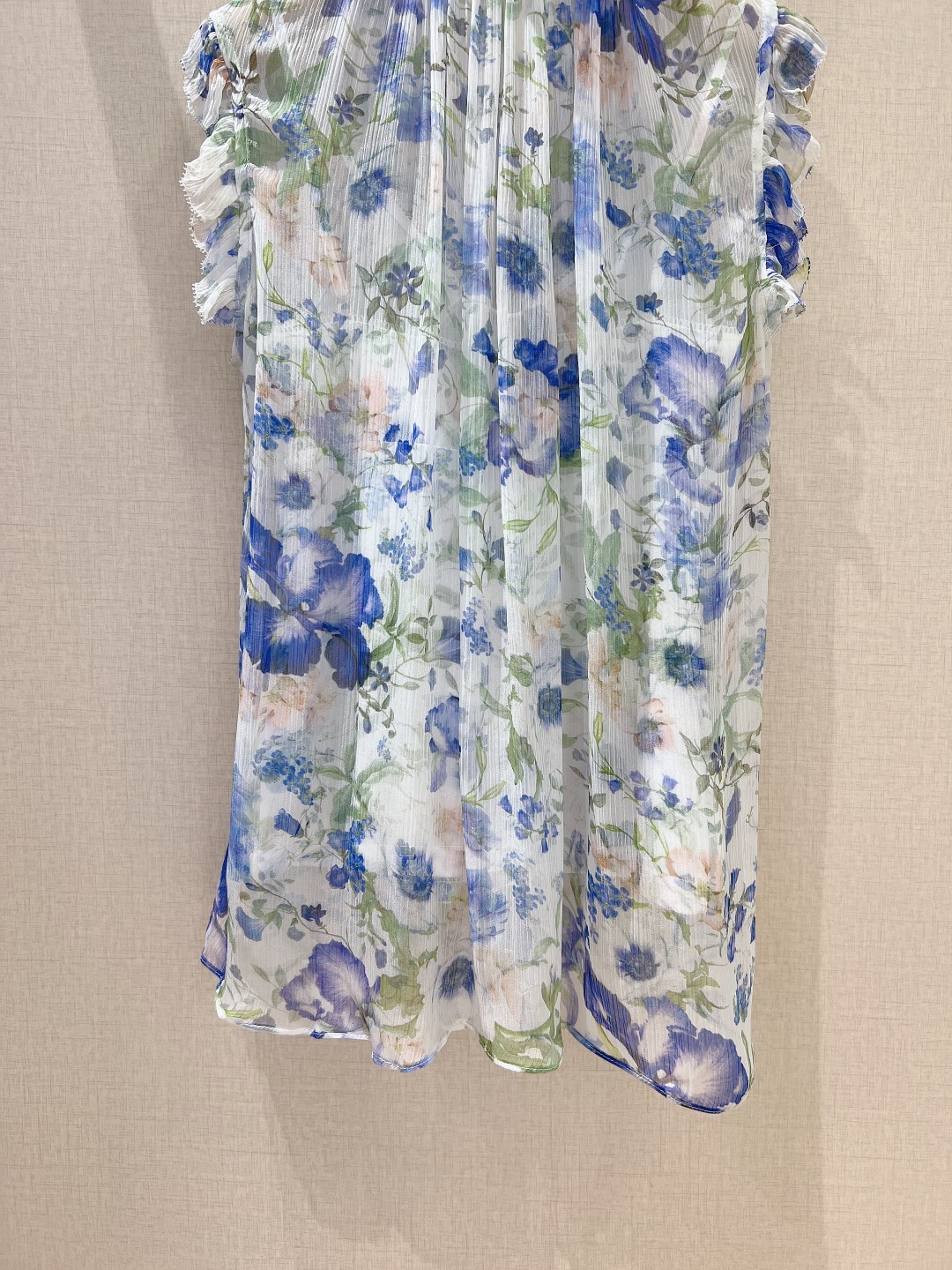 Z*i*m*春夏新款new这款无袖上衣饰有柔和的花卉印花象牙白底色蓝色花卉采用迷人的深V领设计沿领口与肩