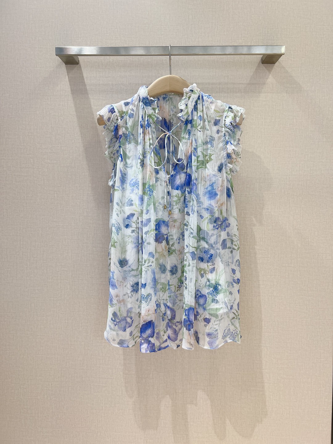 Z*i*m*春夏新款new这款无袖上衣饰有柔和的花卉印花象牙白底色蓝色花卉采用迷人的深V领设计沿领口与肩