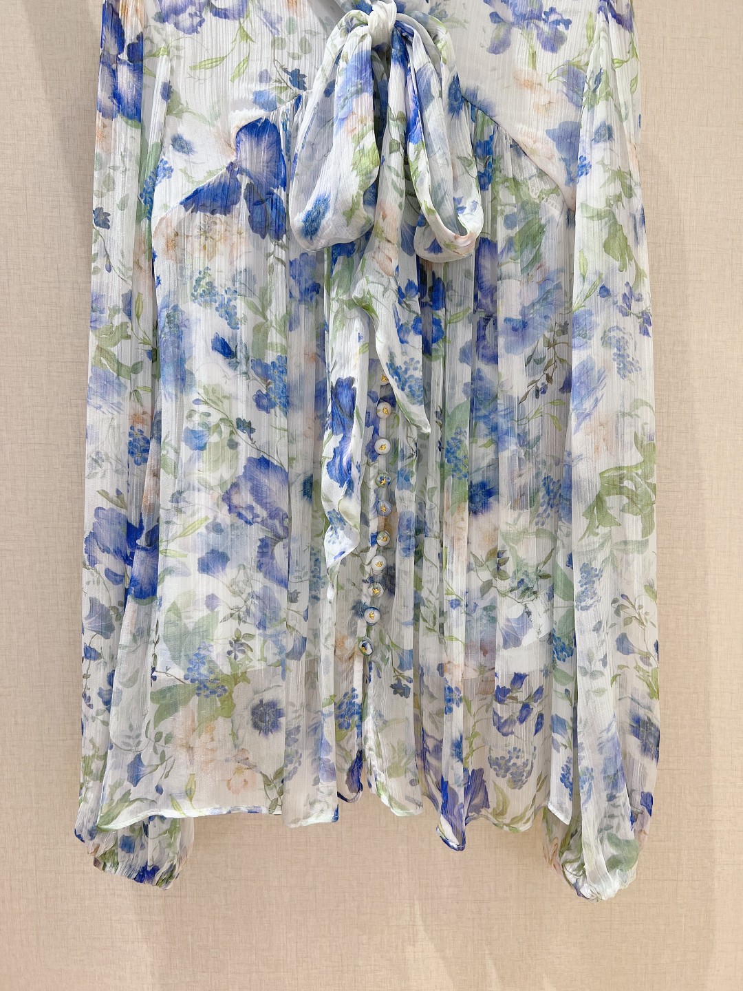 Z*I*M春夏新款new象牙白底色蓝色花卉采用系带领的设计前门襟本布包扣开合衬衫饰有清新的花卉图案采用长