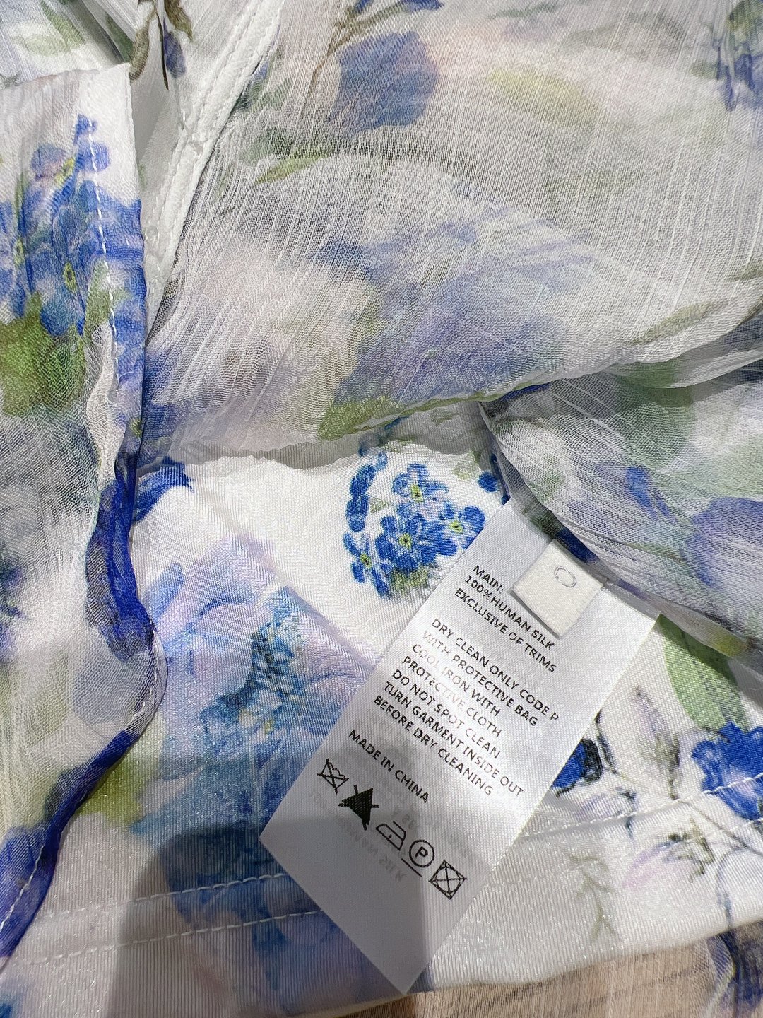 Z*I*M春夏新款new象牙白底色蓝色花卉采用系带领的设计前门襟本布包扣开合衬衫饰有清新的花卉图案采用长