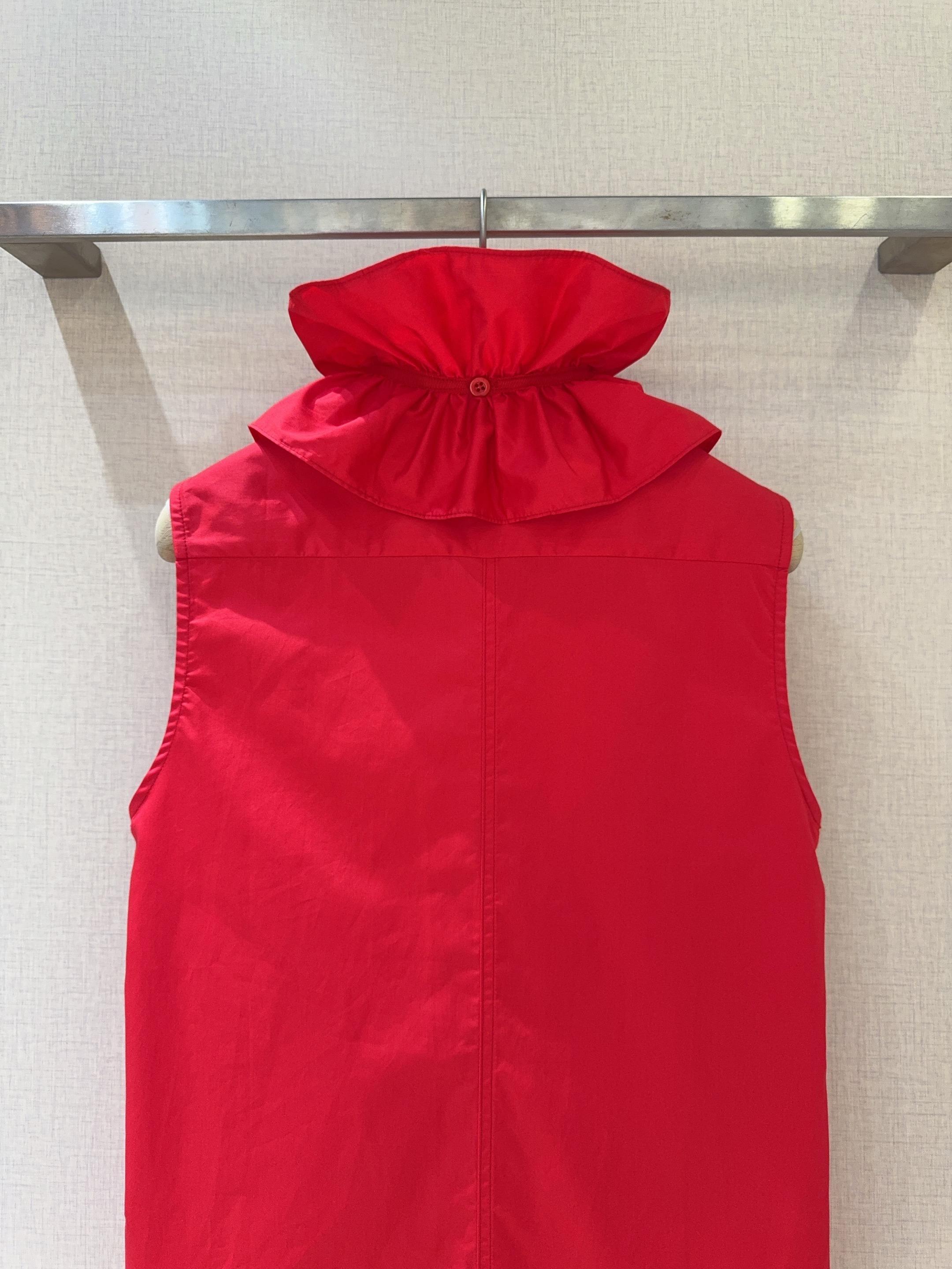 D家25秋冬新款背心衬衣～这款无袖背心颇具设计感，领口处有着精致的木耳边装饰，且木耳边领子具备可拆卸的特