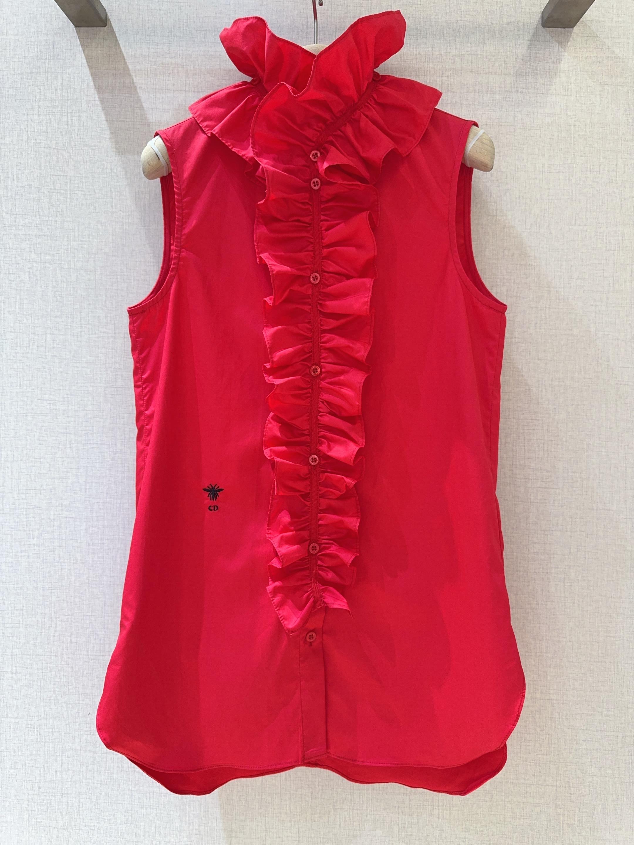 D家25秋冬新款背心衬衣～这款无袖背心颇具设计感，领口处有着精致的木耳边装饰，且木耳边领子具备可拆卸的特