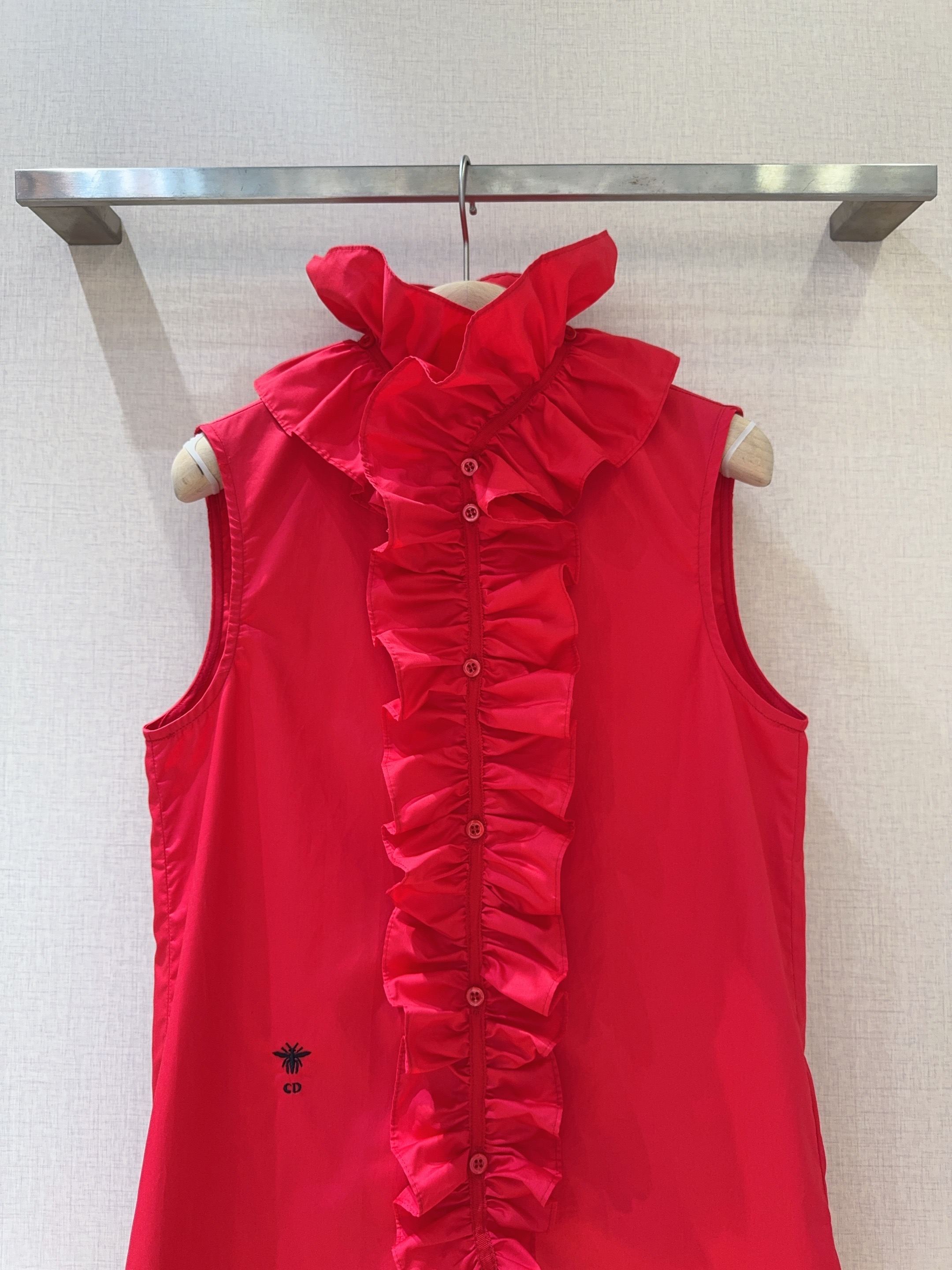 D家25秋冬新款背心衬衣～这款无袖背心颇具设计感，领口处有着精致的木耳边装饰，且木耳边领子具备可拆卸的特