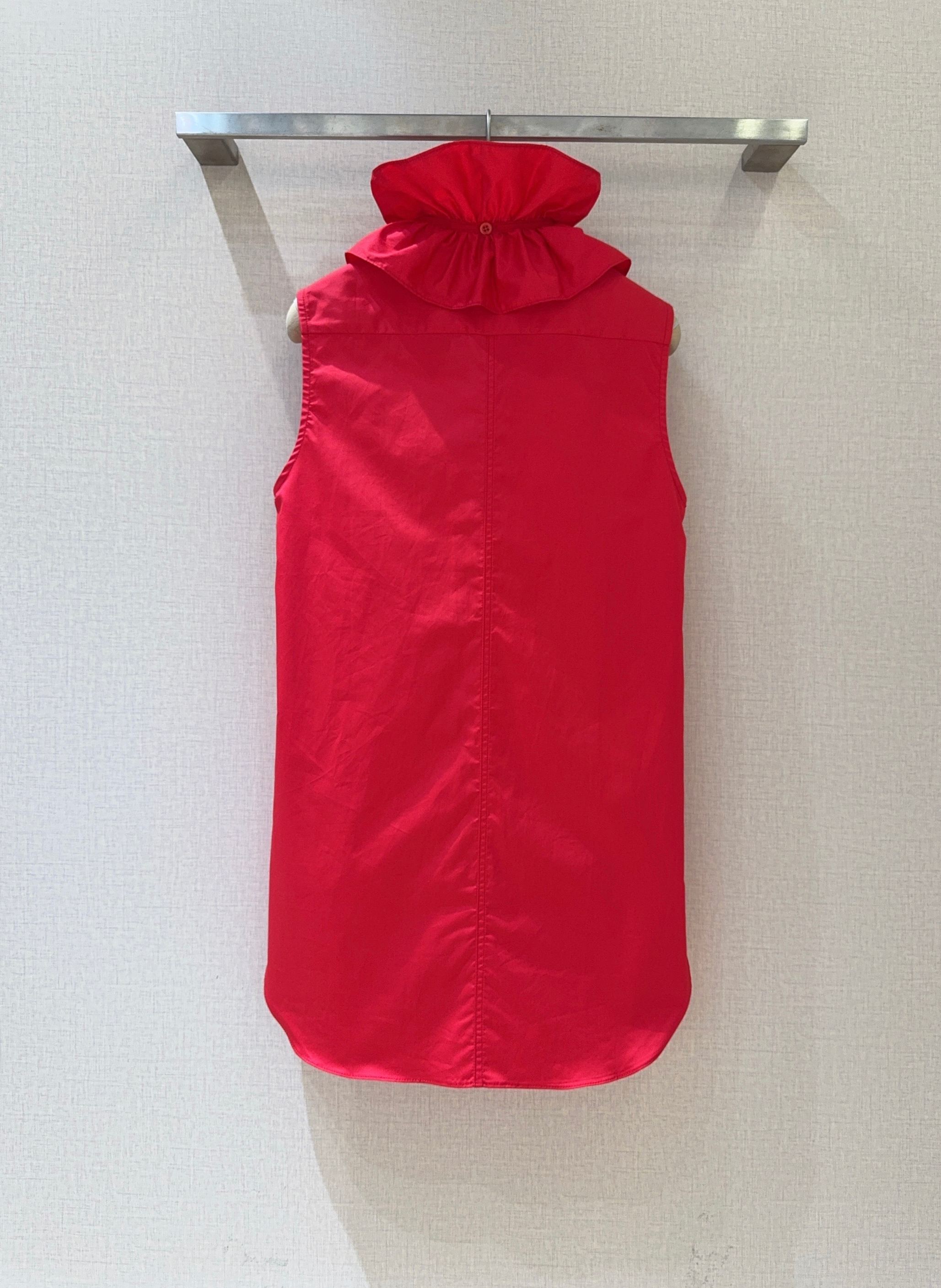 D家25秋冬新款背心衬衣～这款无袖背心颇具设计感，领口处有着精致的木耳边装饰，且木耳边领子具备可拆卸的特