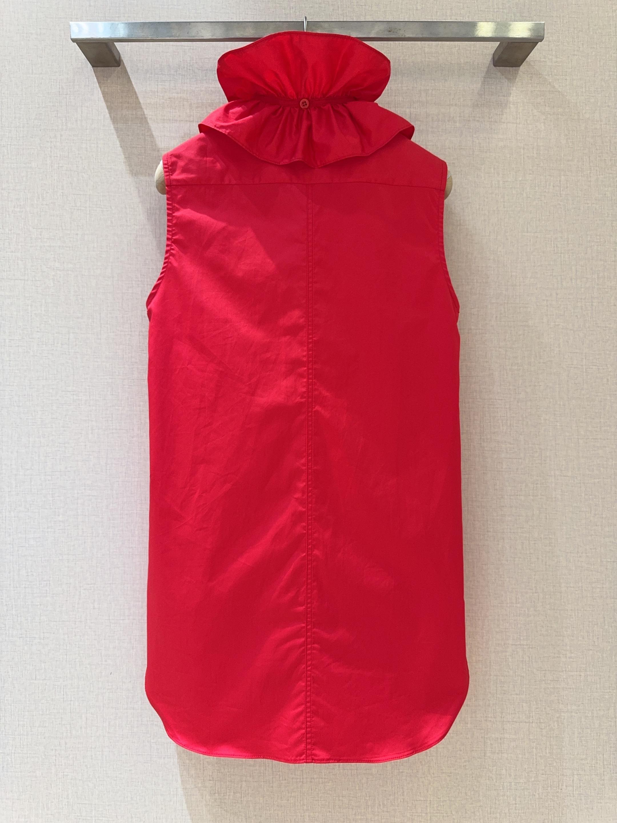 D家25秋冬新款背心衬衣～这款无袖背心颇具设计感，领口处有着精致的木耳边装饰，且木耳边领子具备可拆卸的特