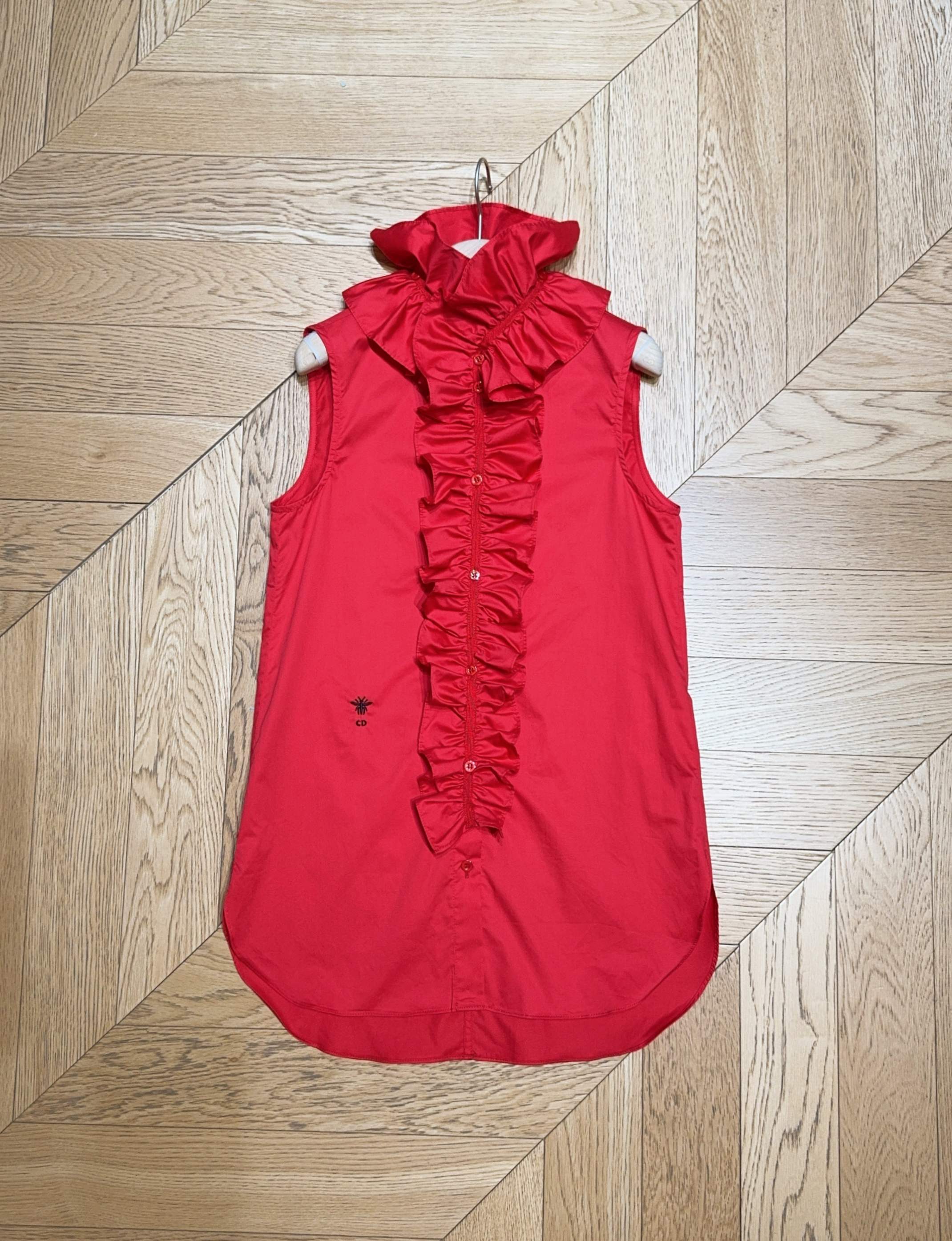 D家25秋冬新款背心衬衣～这款无袖背心颇具设计感，领口处有着精致的木耳边装饰，且木耳边领子具备可拆卸的特