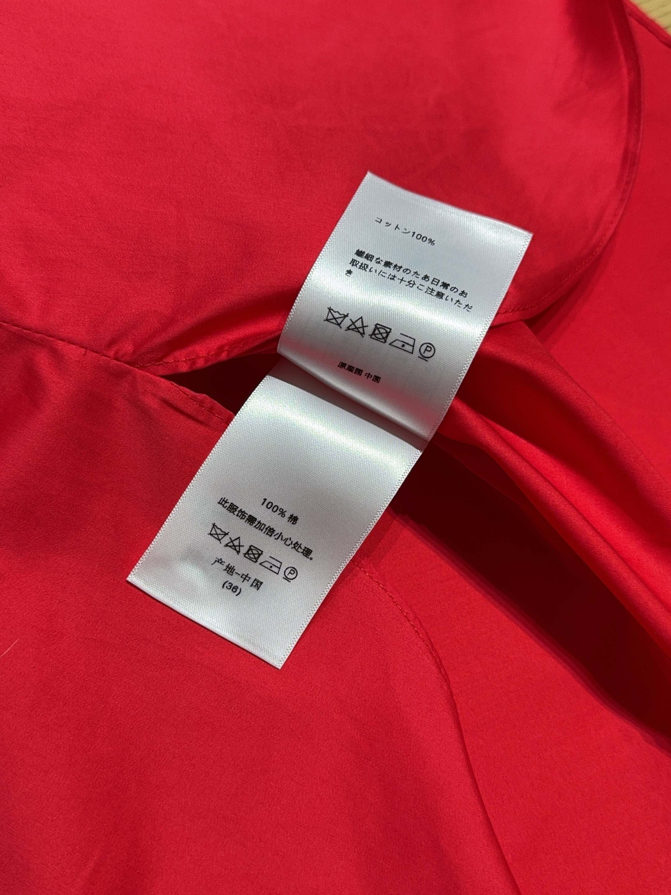 D家25秋冬新款背心衬衣～这款无袖背心颇具设计感，领口处有着精致的木耳边装饰，且木耳边领子具备可拆卸的特