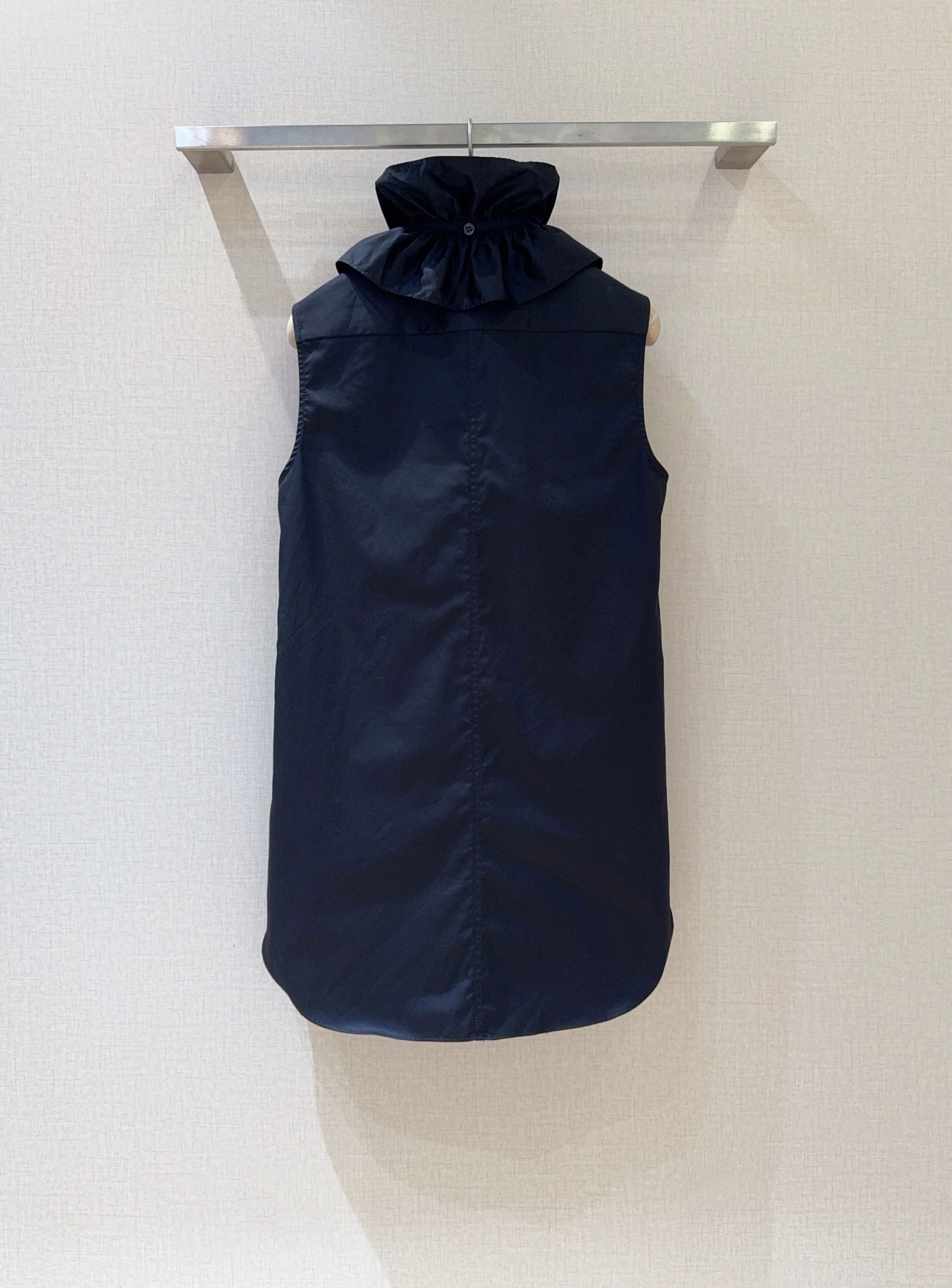 D家25秋冬新款背心衬衣～这款无袖背心颇具设计感，领口处有着精致的木耳边装饰，且木耳边领子具备可拆卸的特