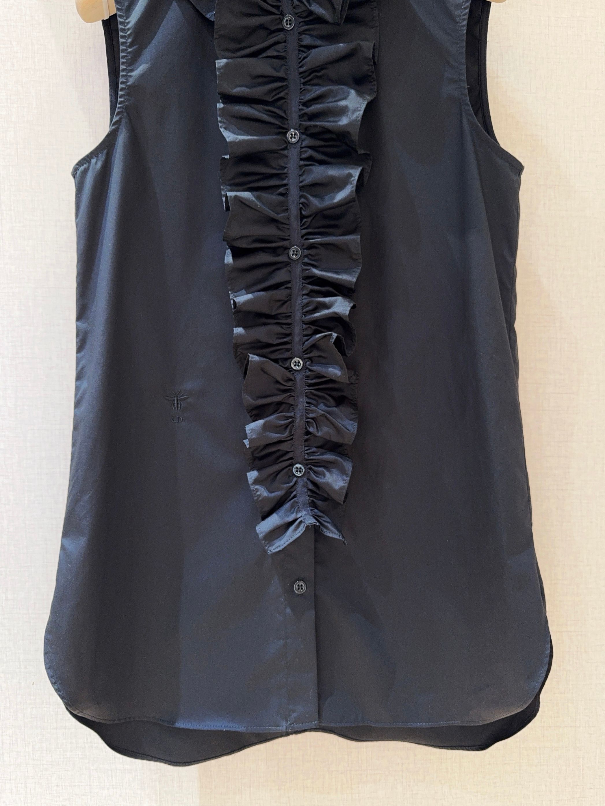 D家25秋冬新款背心衬衣～这款无袖背心颇具设计感，领口处有着精致的木耳边装饰，且木耳边领子具备可拆卸的特