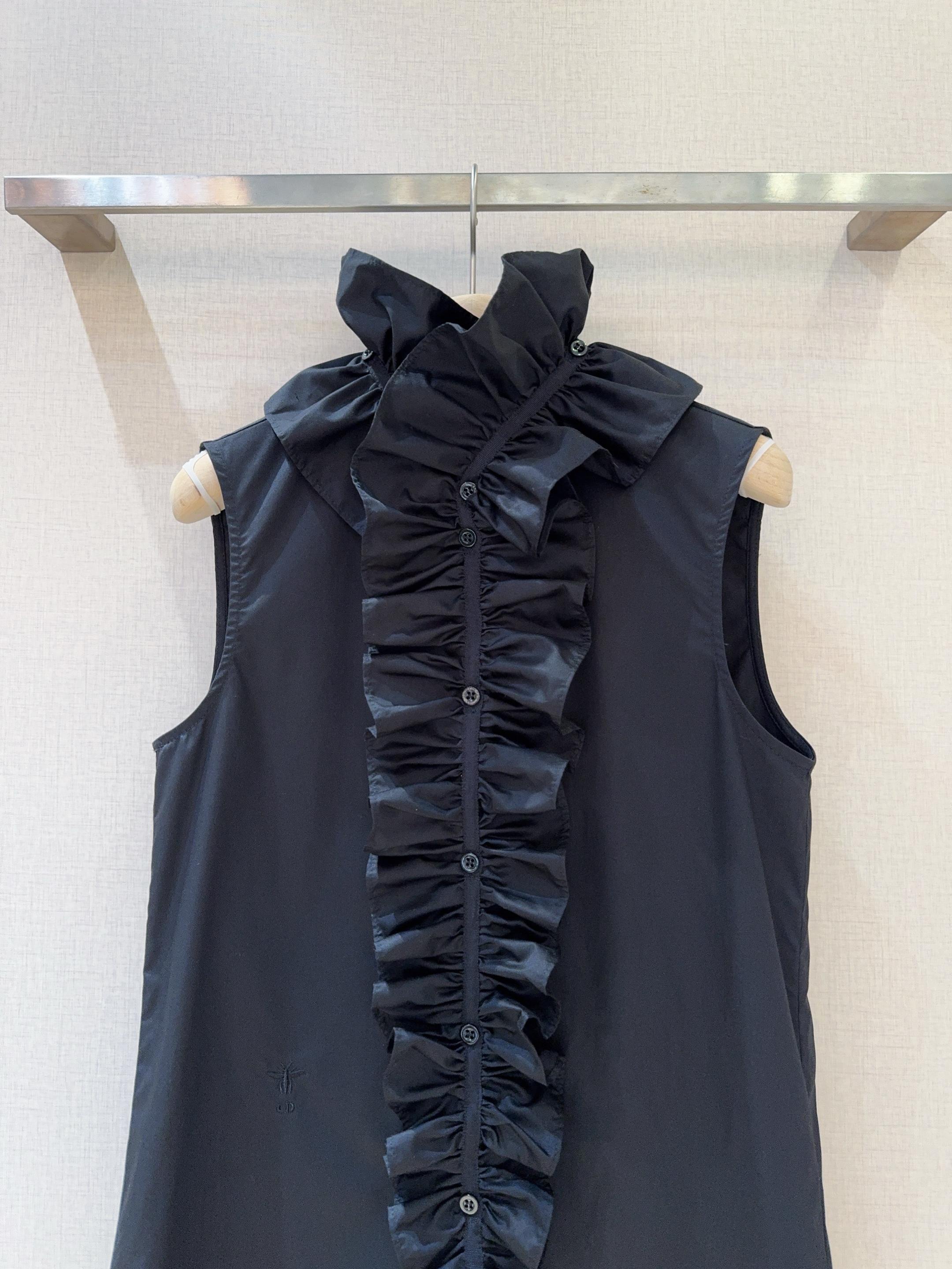 D家25秋冬新款背心衬衣～这款无袖背心颇具设计感，领口处有着精致的木耳边装饰，且木耳边领子具备可拆卸的特